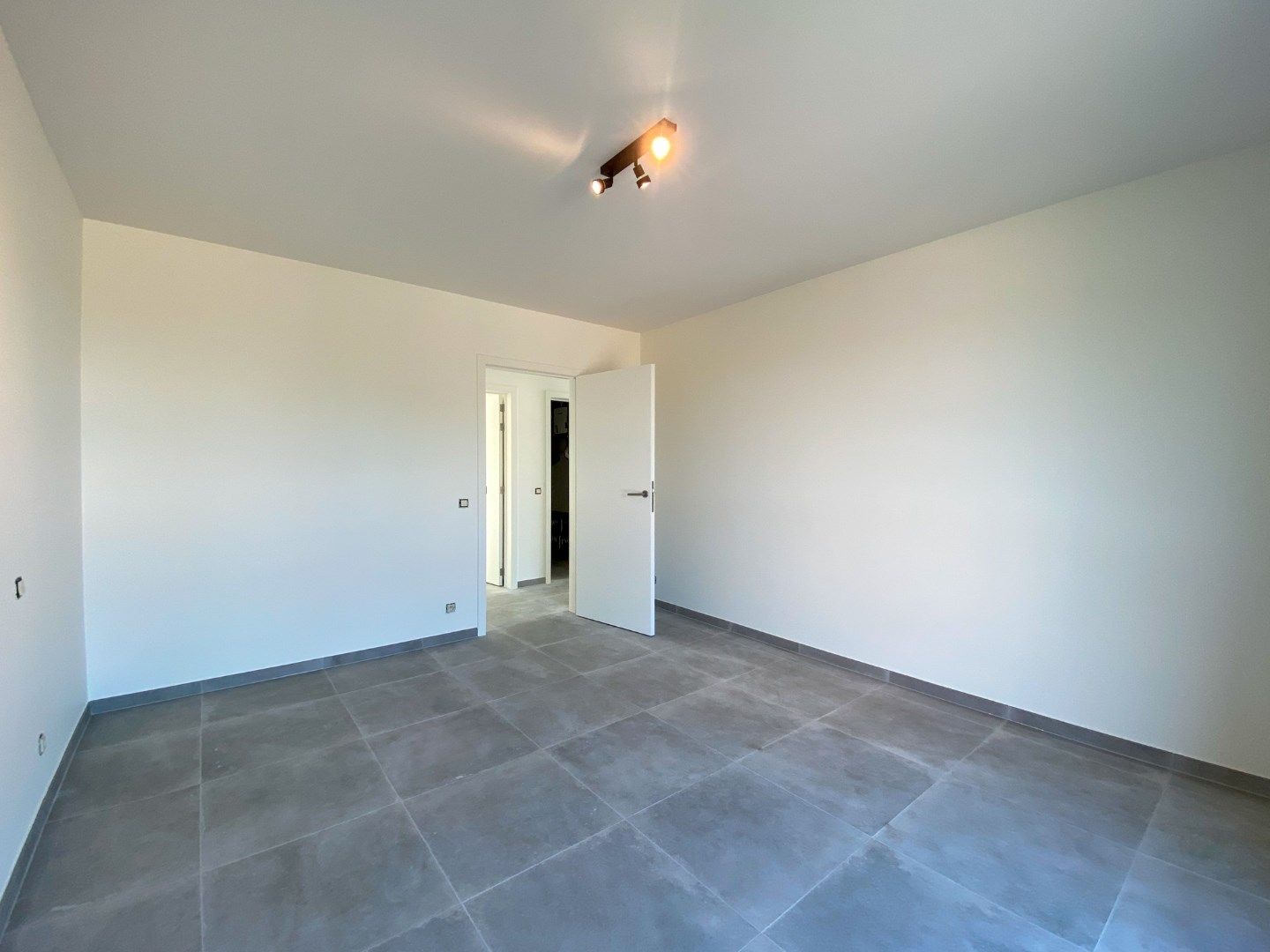 Prachtige nieuwbouwwoning met 3 slaapkamers, carport en tuin met tuinberging. foto 16
