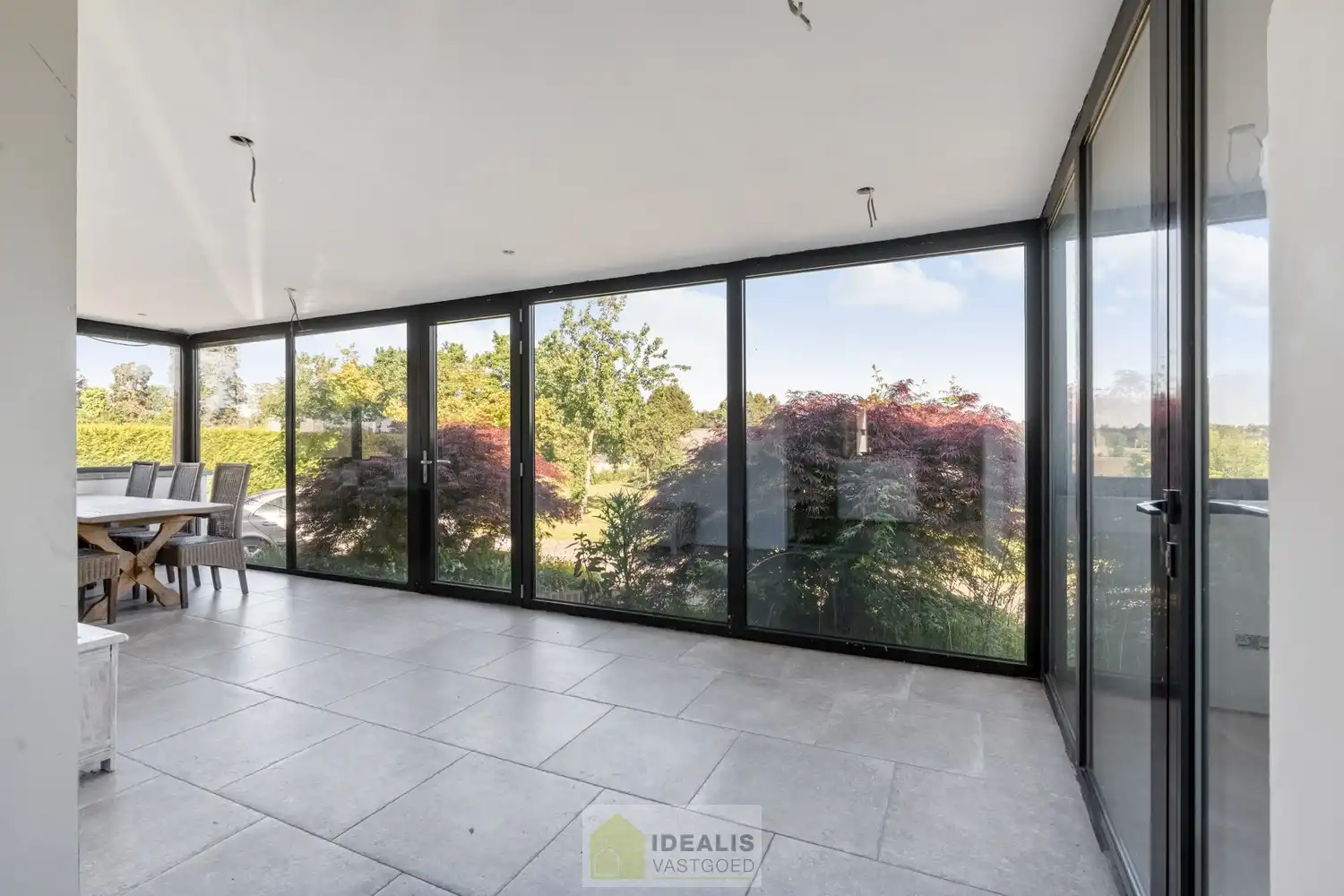 KNAPPE GROTENDEELS GERENOVEERDE EENGEZINSWONING MET EEN HEERLIJK LICHTRIJKE WOONKAMER MET OPEN KEUKEN, AANSLUITEND VERANDA MET ZICHT OP DE ZEER RUIME TUIN (+-2700M²!), 3 SLAAPKAMERS, RUIMTELIJKE BADKAMER VOORZIEN VAN BAD EN INLOOPDOUCHE EN DE WONING IS VOLLEDIG ONDERKELDERD! EEN HEERLIJK RUIME BUNGALOW DIE NOG VOLLEDIG NAAR EIGEN SMAAK AFGEWERKT KAN WORDEN! Een aangename woning met een bewoonbare oppervlakte van +- 205m² op een perceel van +- 26are98ca (2698m²) op een rustige locatie! Tevens is de woning centraal gelegen t.o.v. het centrum van Peer, Meeuwen (Oudsbergen) en Houthalen-Helchteren en kan men vlot gebruik maken van de Noord-Zuidverbinding (A24). foto 11