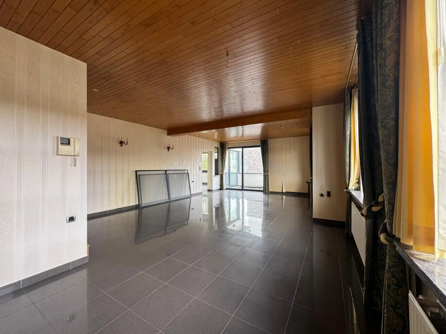 TE HUUR - Op zoek naar een ruim appartement in hartje Merchtem? Welkom Home! foto 3