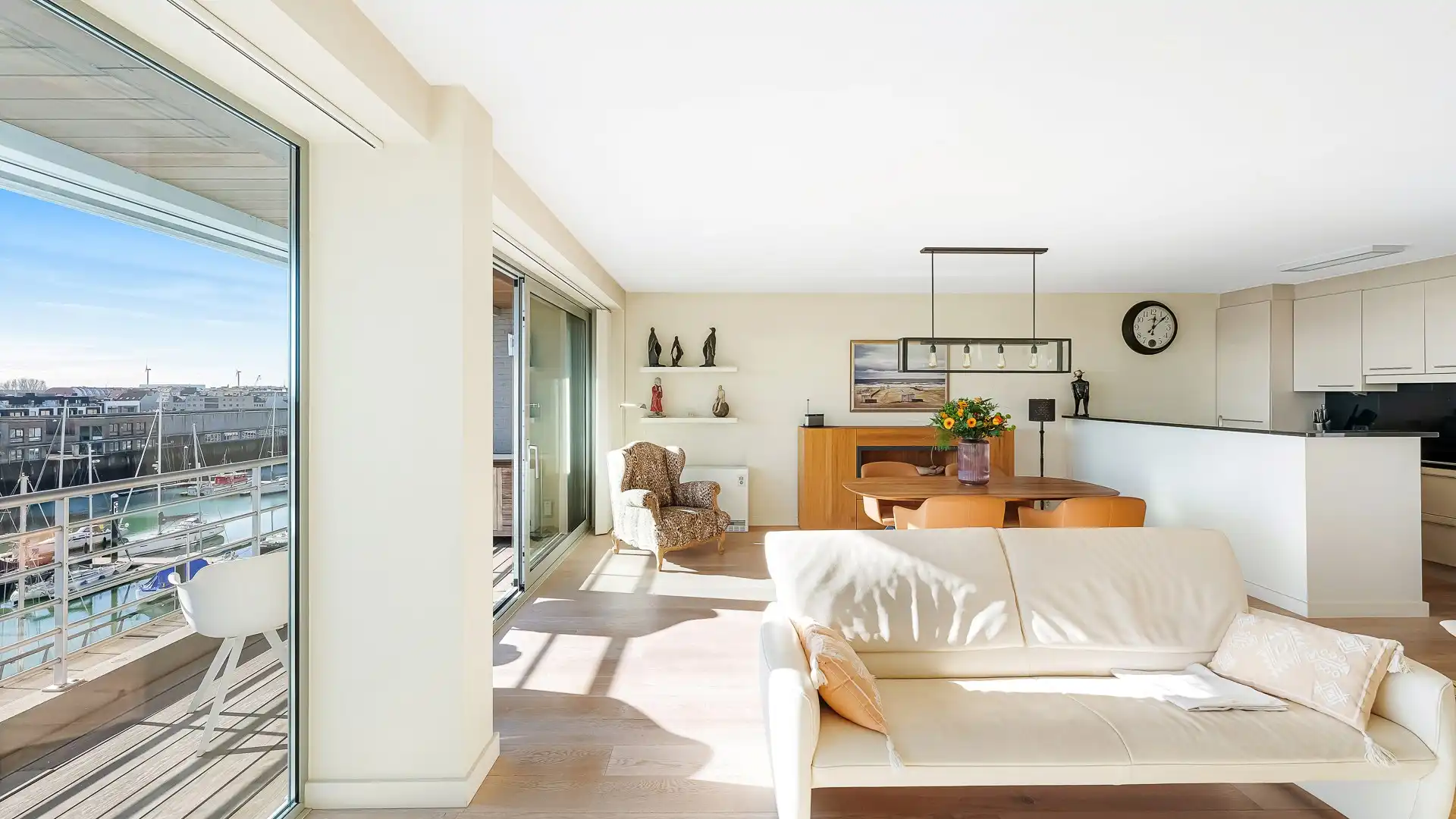 Modern en ruim appartement met zicht over de jachthaven foto 3