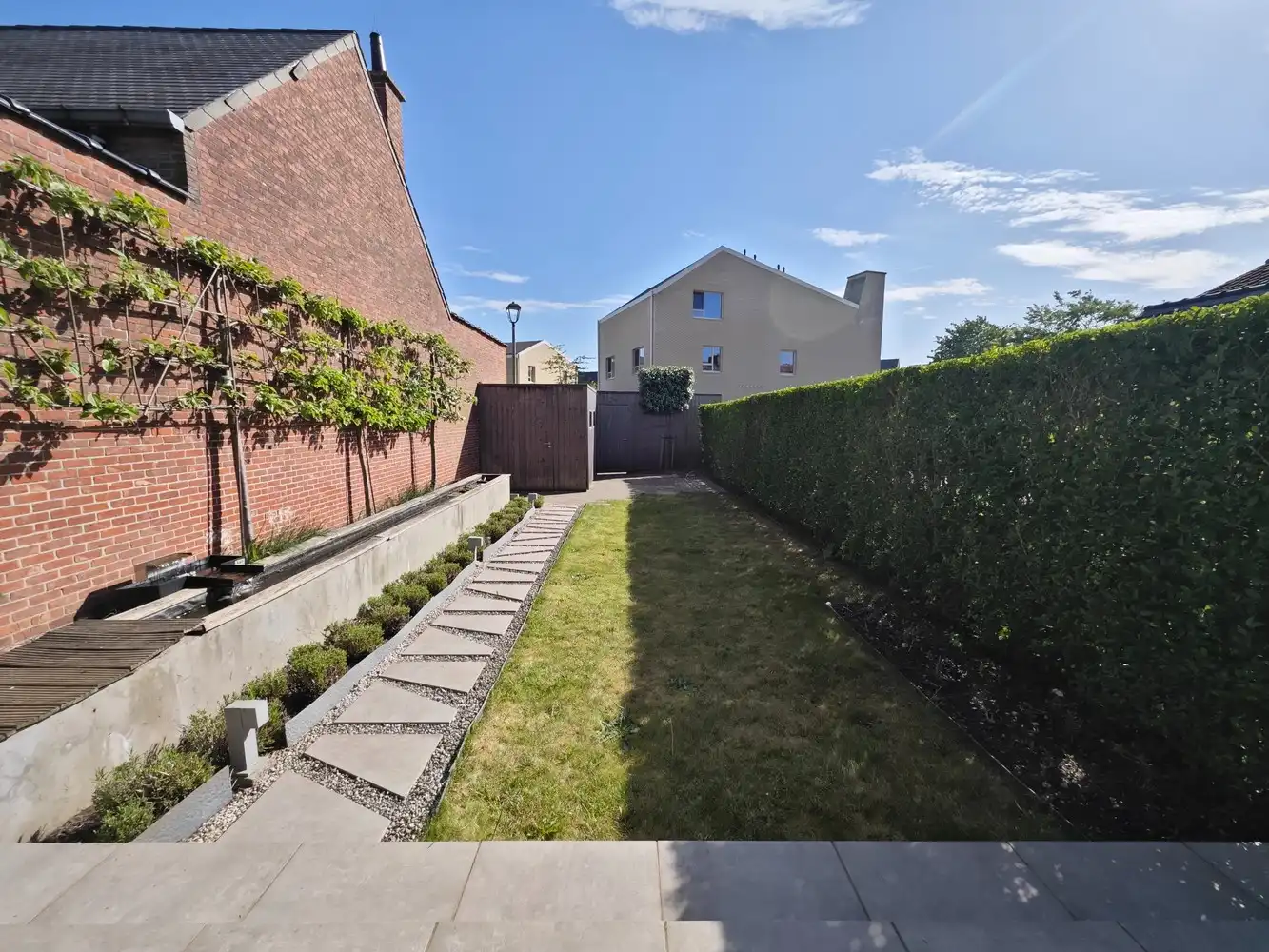 Volledig gerenoveerde stadswoning met 3 slpks en voll. aangelegde tuin foto 37