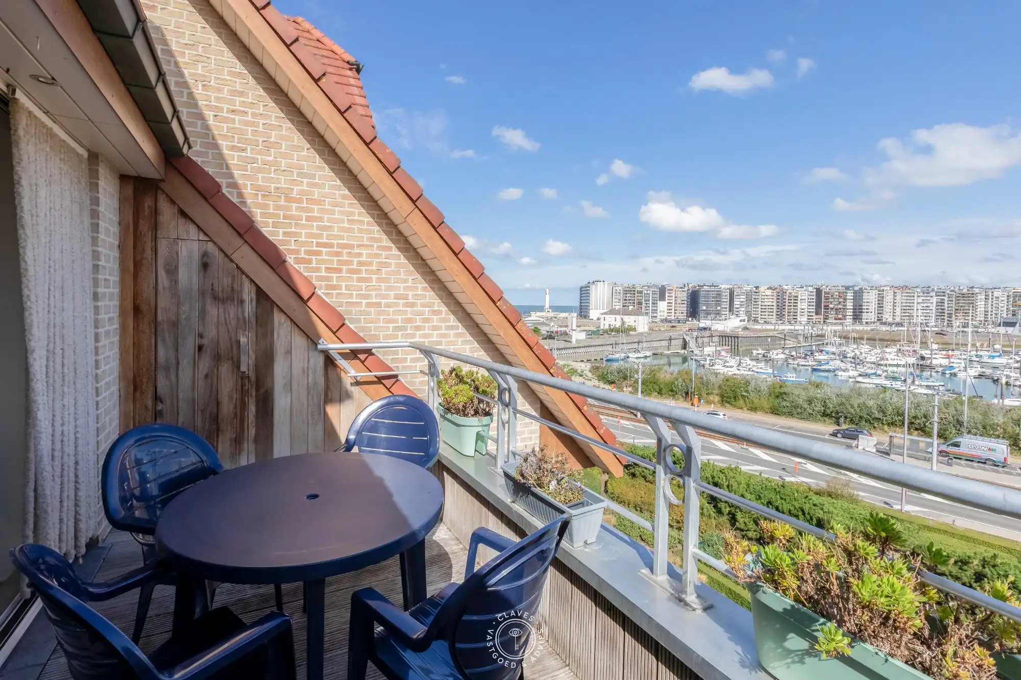 Ruim duplex-appartement met twee terrassen en garagebox aan de jachthaven van Blankenberge foto {{pictureIndex}}