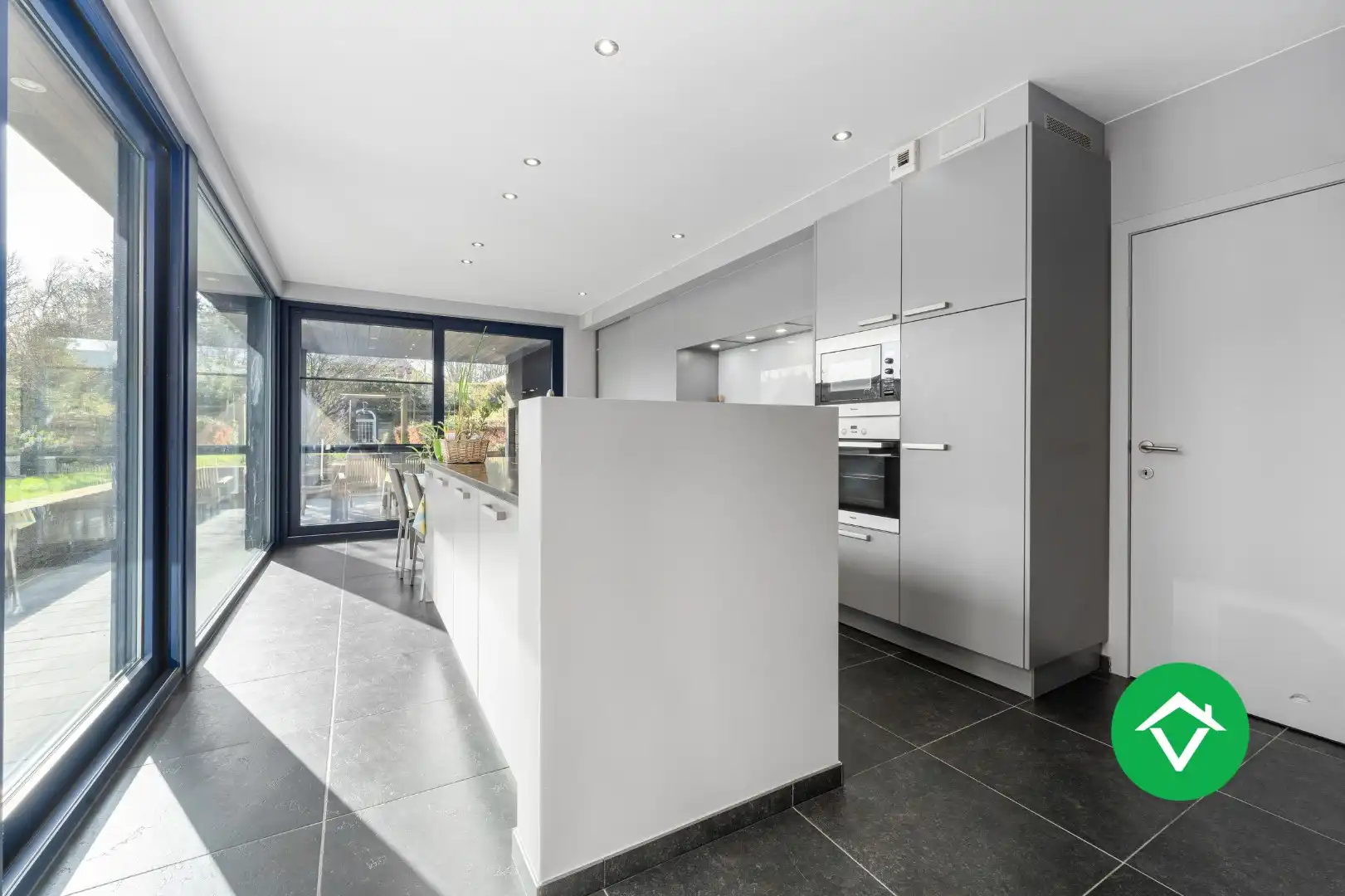 Instapklare woning met 4 slaapkamers en garage te Koekelare foto 6