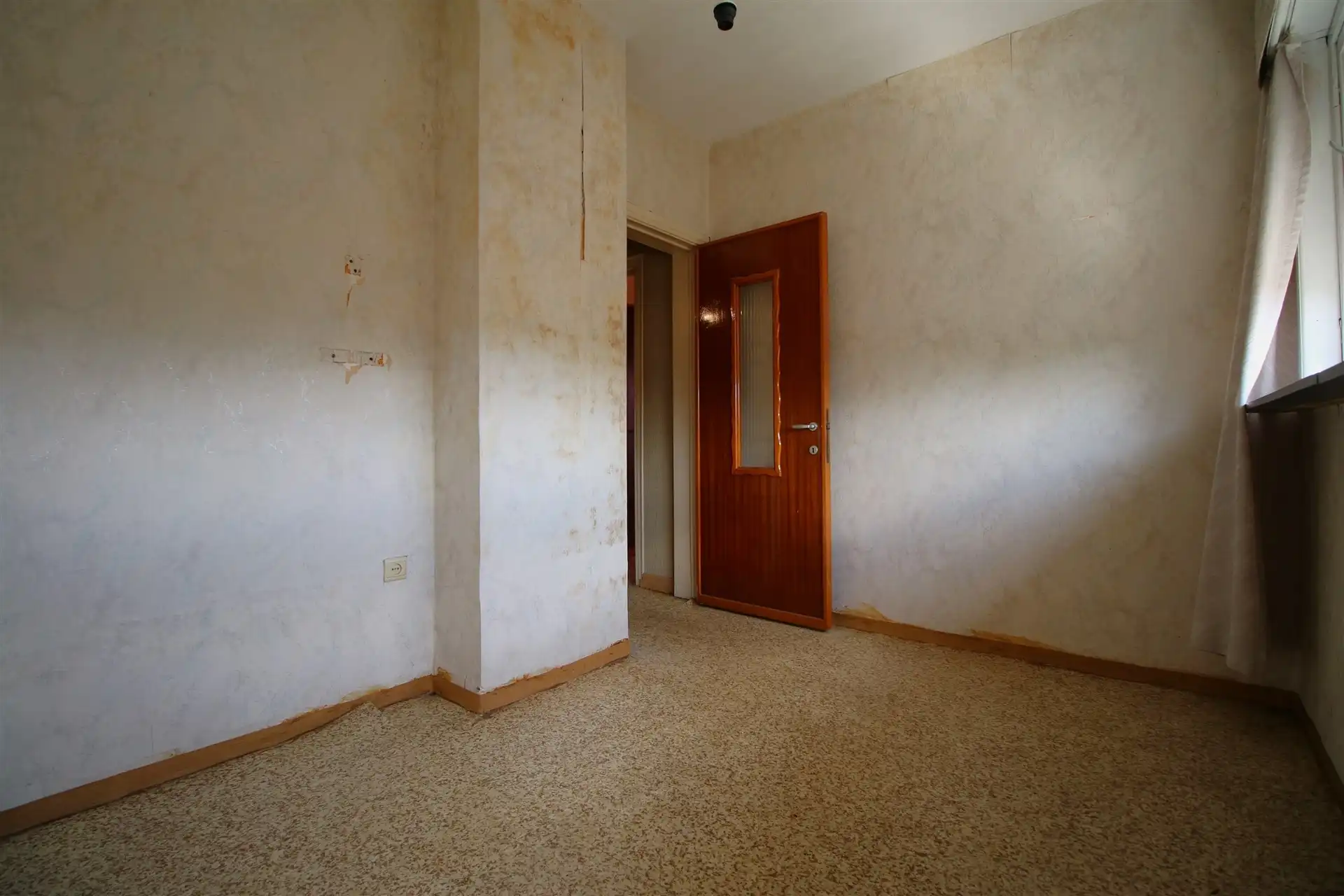 Te renoveren woning in doodlopende straat foto 16