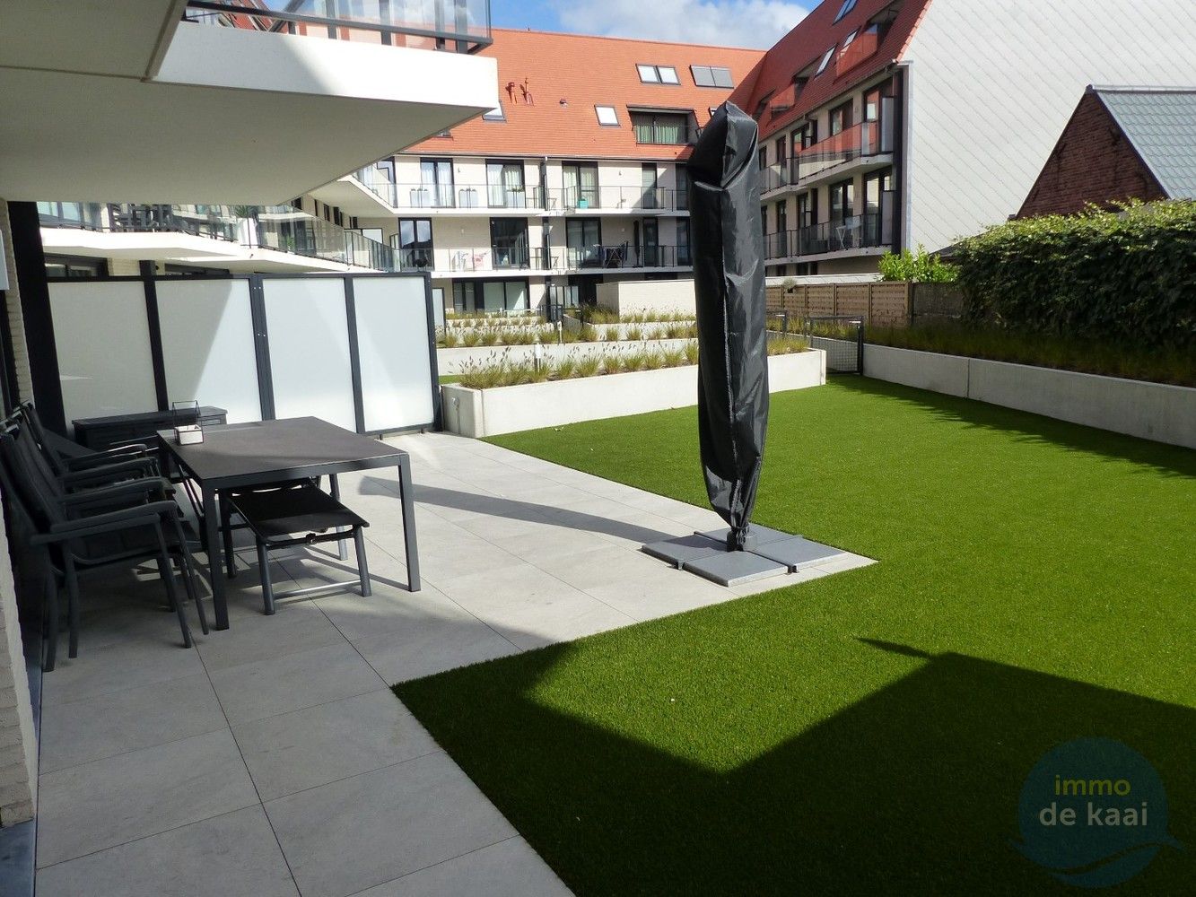 Recent en zonnig gelijkvloers appartement met terras en grote tuin (kunstgras) foto 18