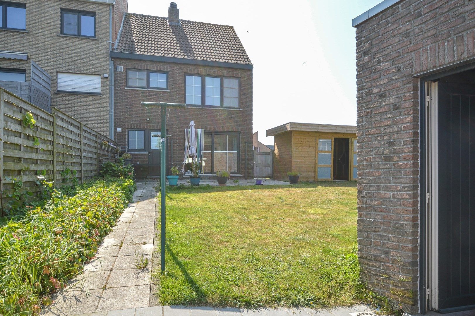 Halfopen bebouwing rand Oostende met tuin en garage foto 4