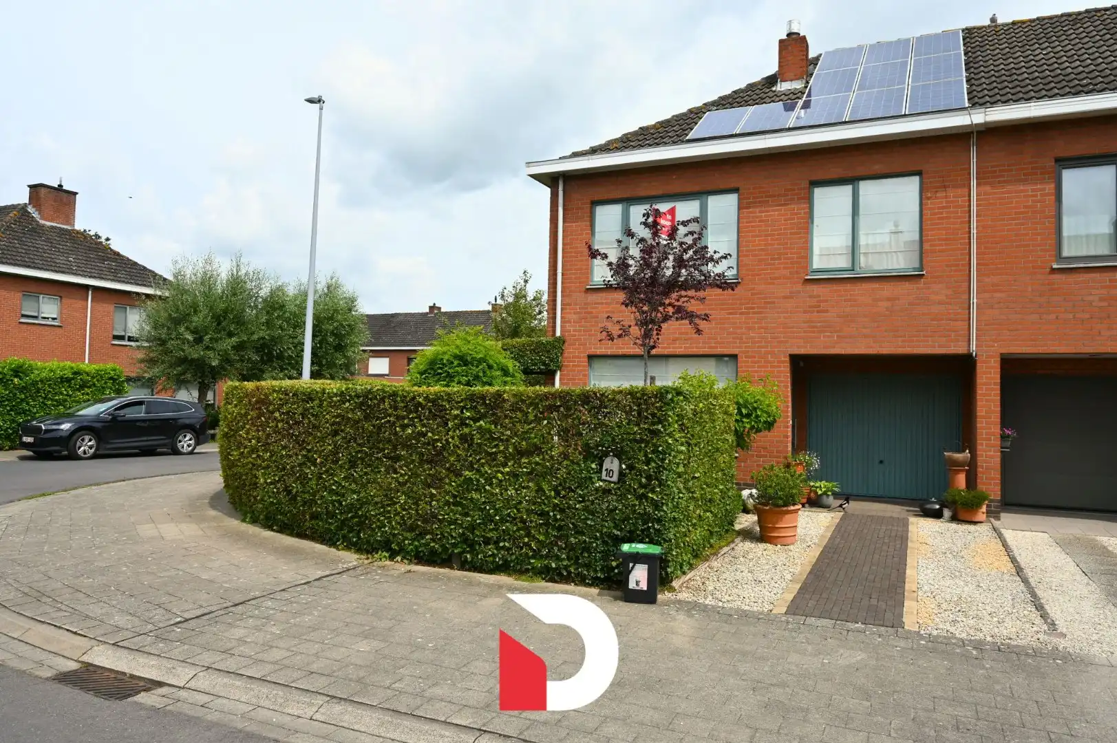 Hoofdfoto van de publicatie: Ruime halfopen woning + apart perceel met garage op een rustige ligging te Sint-Kruis.
