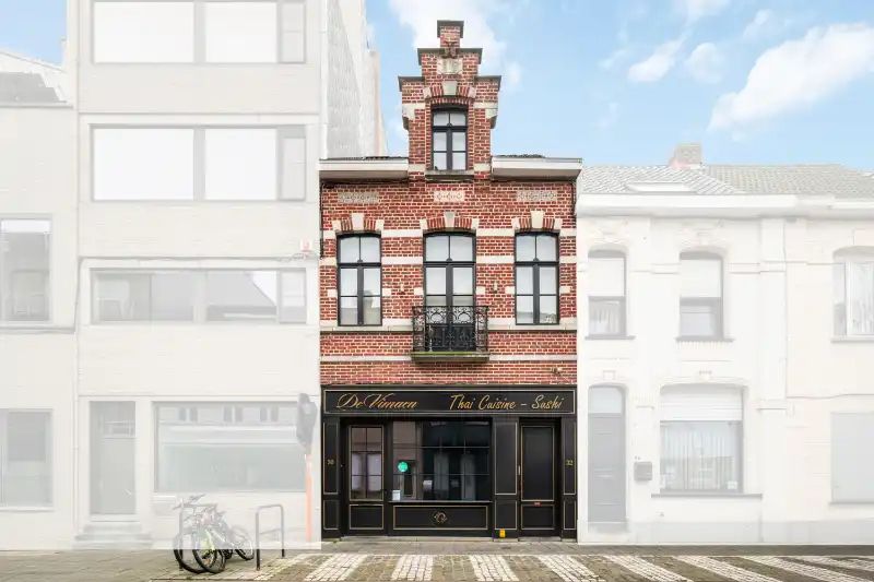 Roeselare-stadskern. Polyvalente BURGERWONING / HANDELSHUIS in 2 delen :  exclusief commercieel pand gelijkvloers met tuin en uniek triplex appartement met 2-3 slaapkamers. Verhuurd met mooi rendement ! foto {{pictureIndex}}