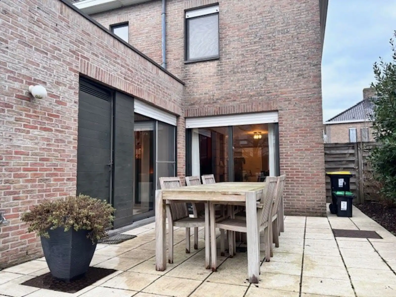 Ruime hoekwoning met terras, tuin en garage. foto 18