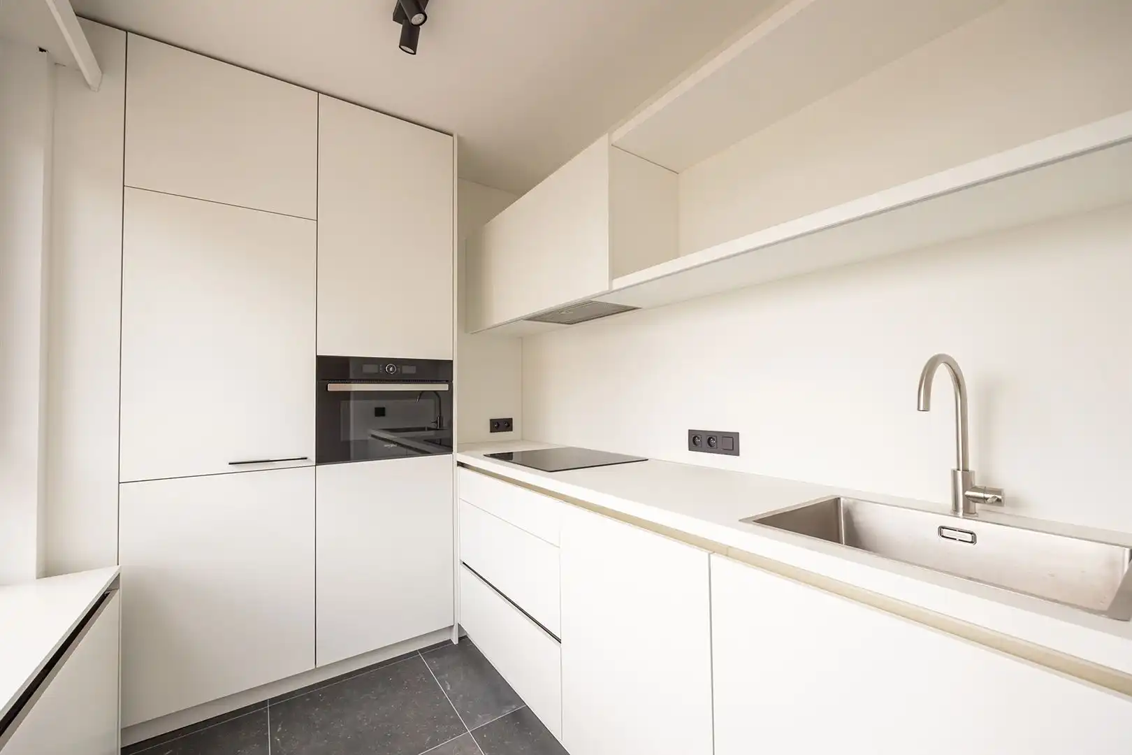 Gerenoveerd 2-slaapkamerappartement met garage in Kontich foto 4