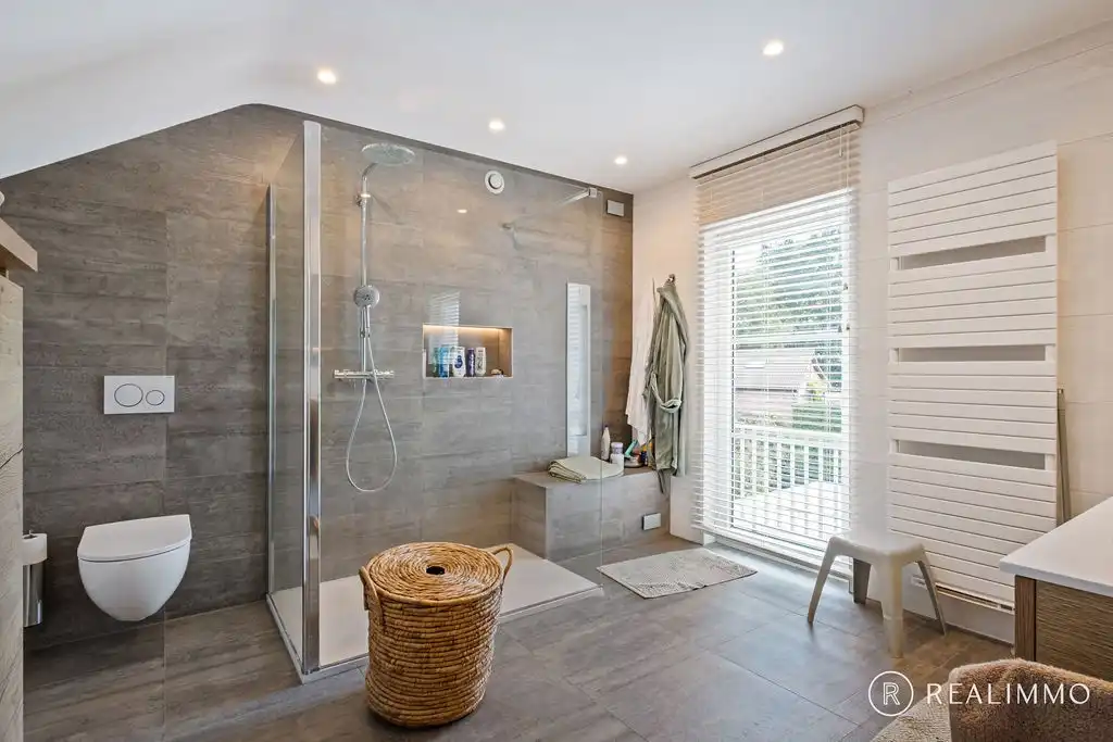 Ruime alleenstaande woning met prachtige tuin in Kooigem foto 15