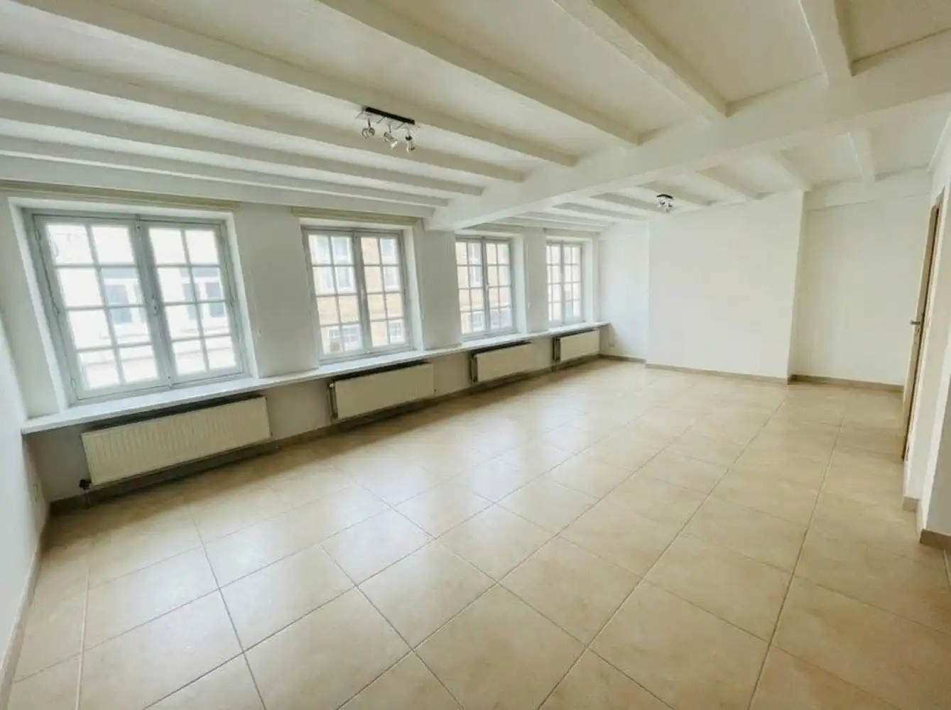 Brugge centrum, aan de Noordzandstraat, vlakbij alle winkels 'tZand  UITZONDERLIJK RUIM WOONHUIS /APPARTEMENT  MET HUISLIFT , 4 slaapkamers + bureau , living van 65m², modern ingerichte grote eet en kookkeuken Zalig wonen!  living van 65m²en zuidgericht terrasZlit terras van 65 m², volledig ingerichte eet-en kookkeuken van 34m²,  grote fietsenberging foto 2