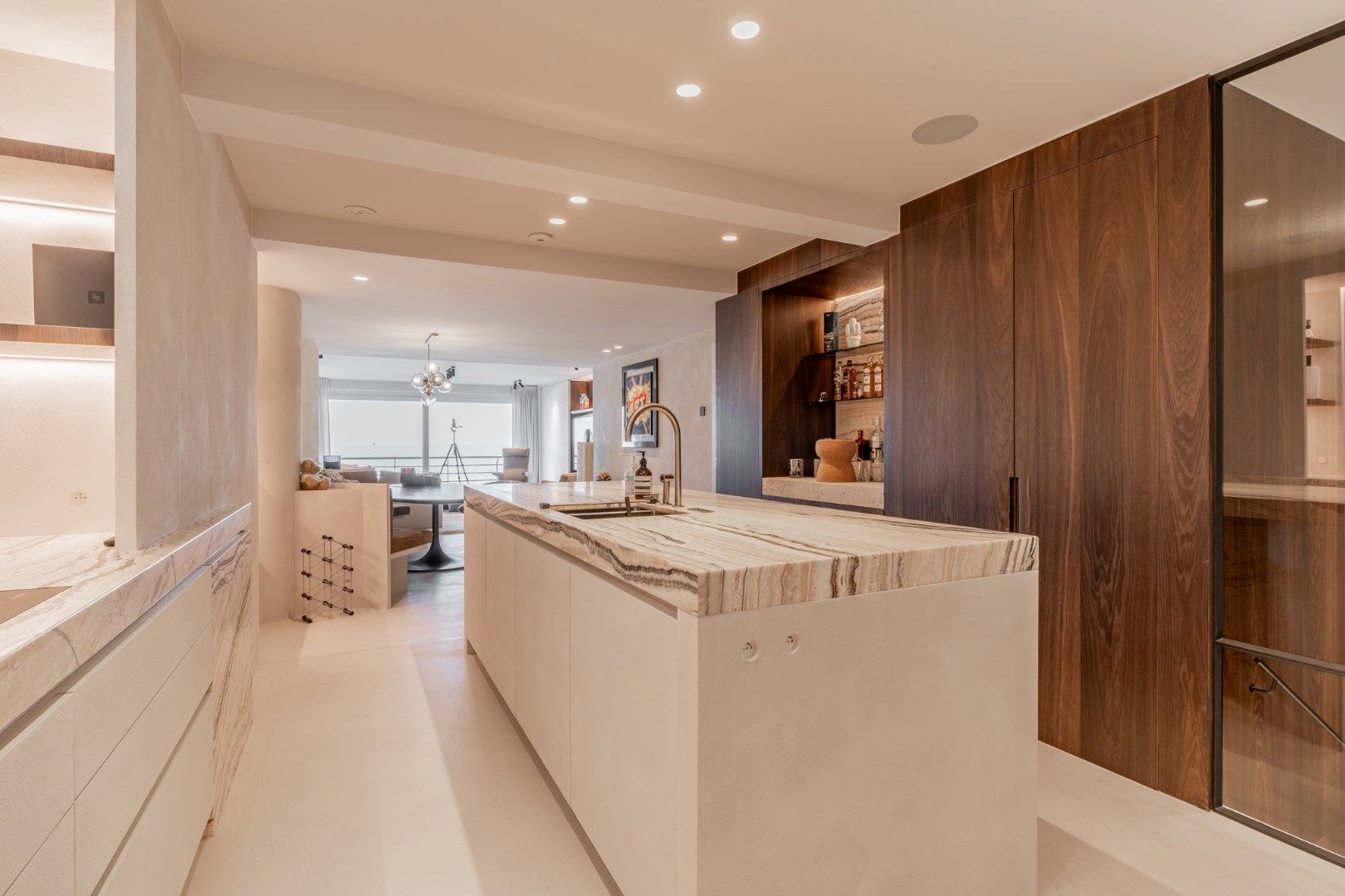Zeer luxueus en smaakvol afgewerkt 4 slaapkamer appartement met frontaal zeezicht foto 7