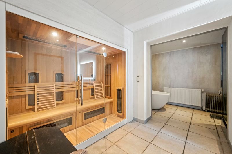 Staden. RUIME LANDELIJKE VILLA MET POTENTIEEL + loods van 435 m2 + loods van 515 m2 . Totaal perceel met tuinen en vijver = +/- 9000m2. Ideaal opbrengsteigendom en eigen gebruik. foto 10