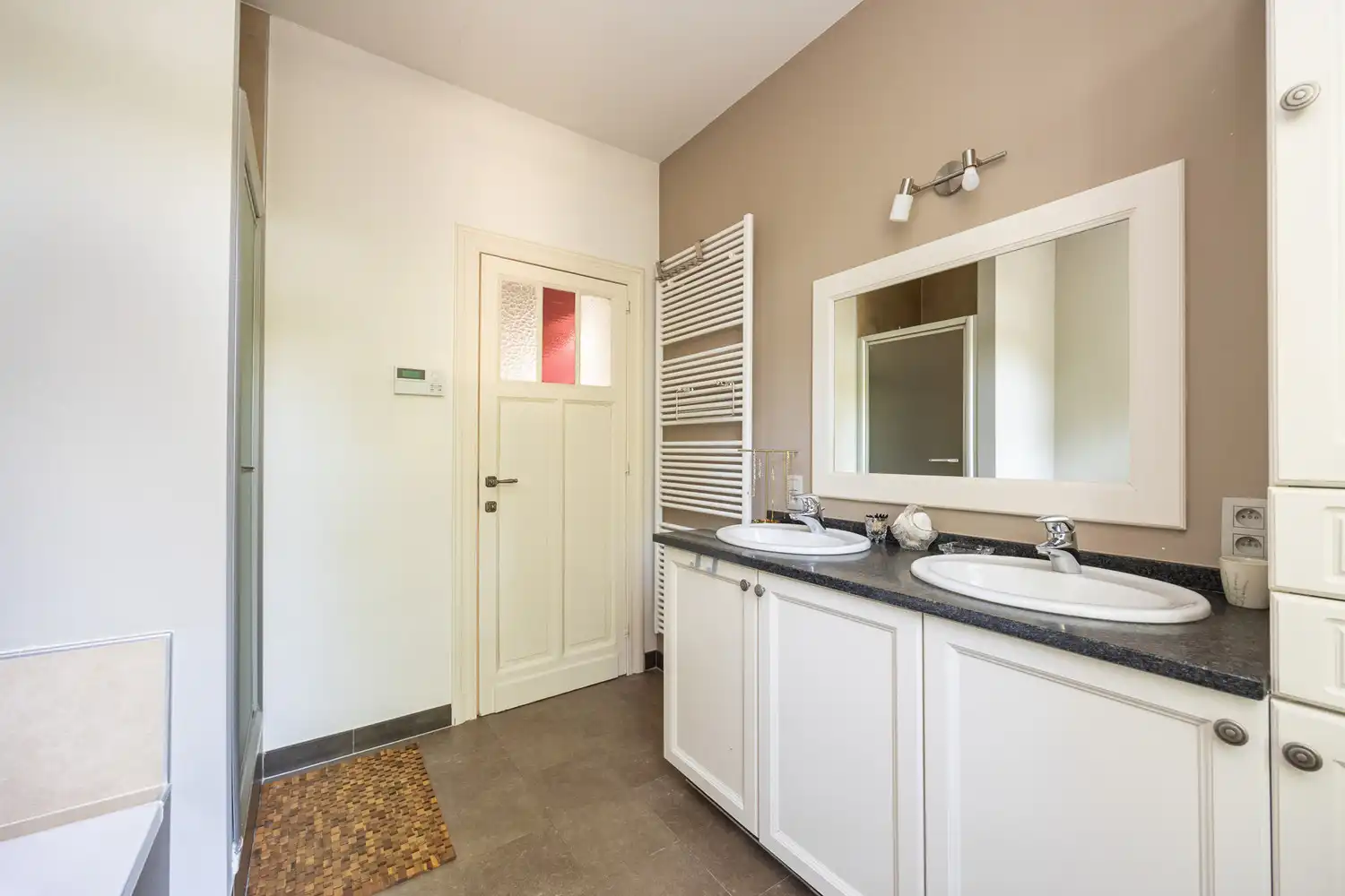 Instapklare en karaktervolle villa op toplocatie, gelegen op een ruim perceel van +-2450m², omgeven door rust, privacy en groen foto 34