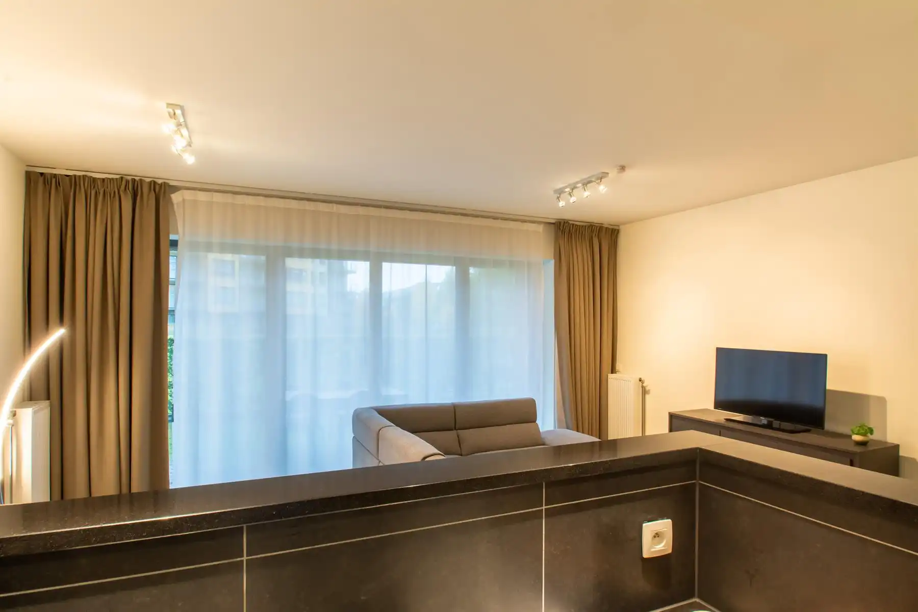 Mooi gemeubeld app. met 3 Kamers + grote tuin! (NAVO area) foto 8