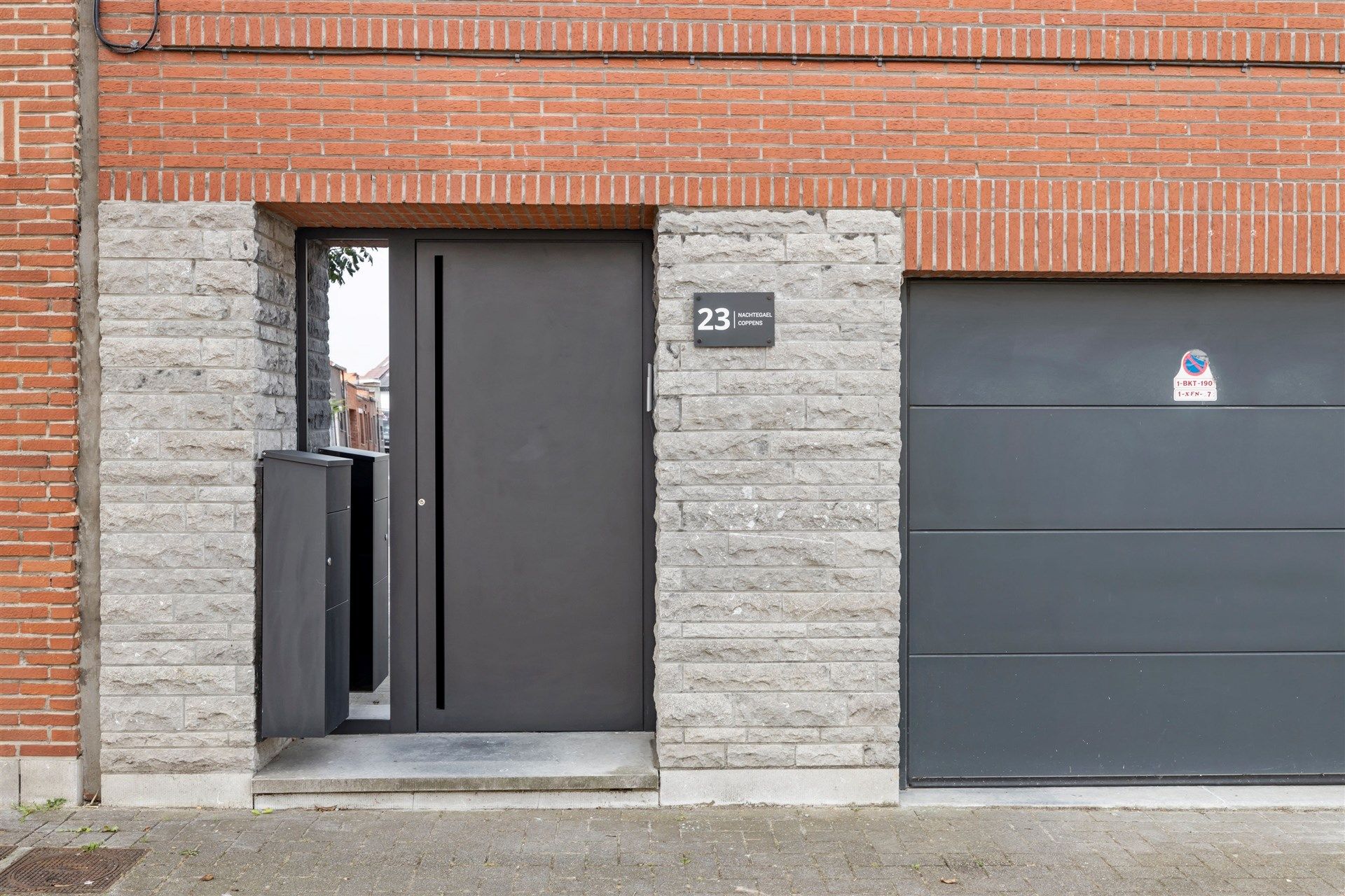 Instapklare bel-étage woning met grote garage en zonnig tuintje gelegen in een doodlopende woonstraat foto 2