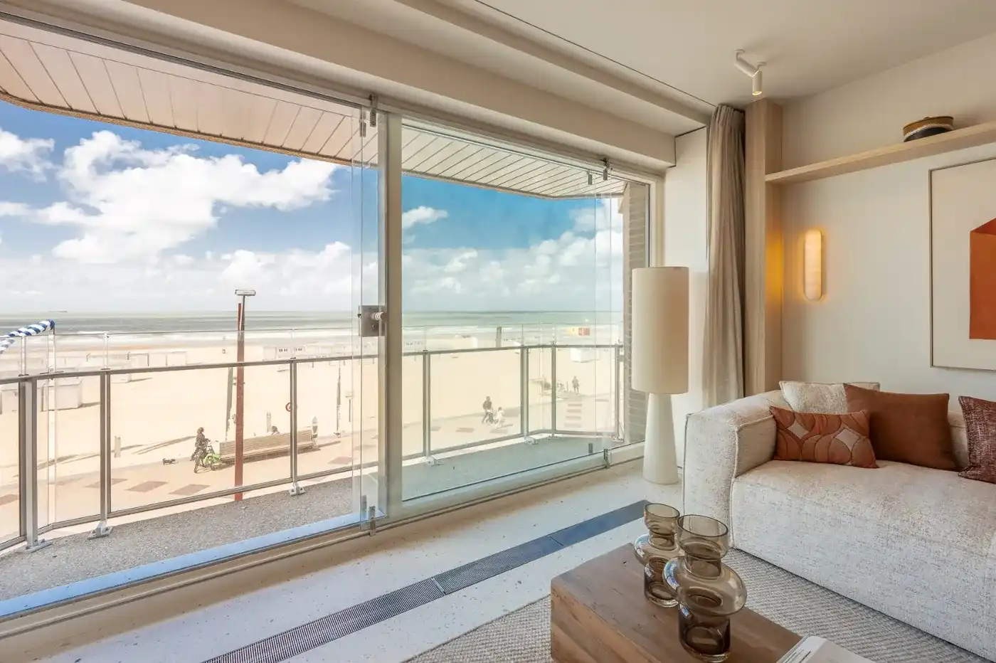 Exclusief gerenoveerd appartement met frontaal zeezicht op toplocatie in het Zoute foto 3