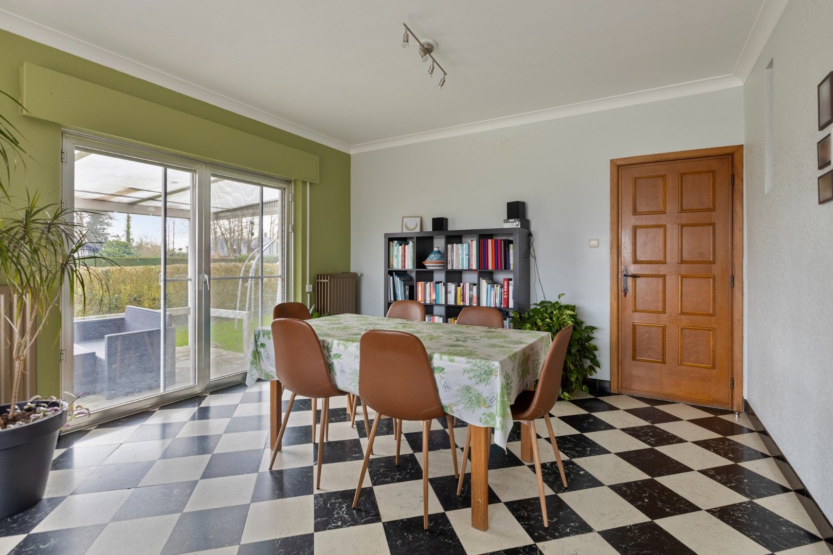 Ruime woning met 5 slaapkamers + inrit aan achterzijde foto 7