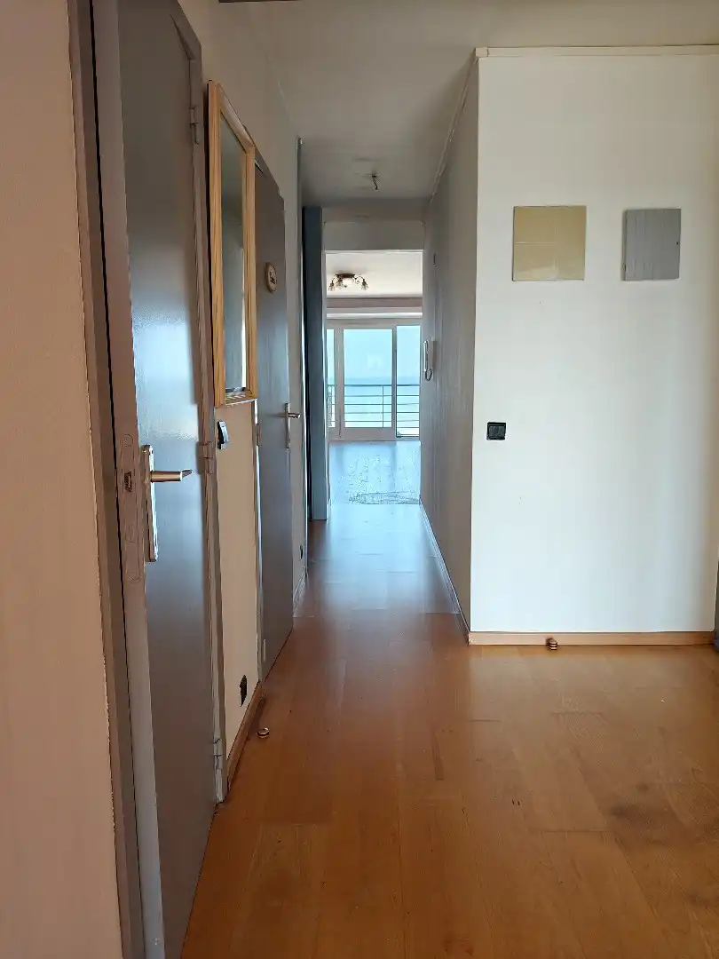 Lichtrijk appartement met panoramisch zeezicht aan de kust foto 7