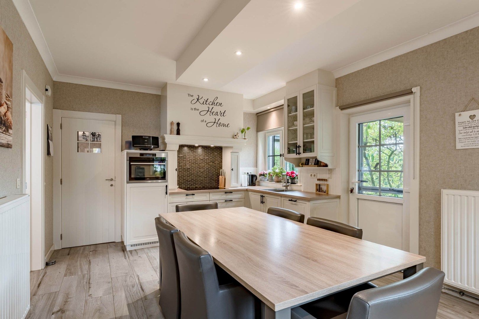 Ruim, goed afgewerkt gelijkvloers landhuis op een perceel van 13a20ca  nabij het centrum van Neeroeteren!  foto 17