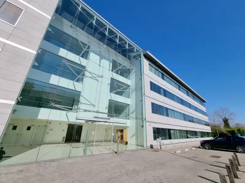 Kantoorruimtes te huur foto {{pictureIndex}}