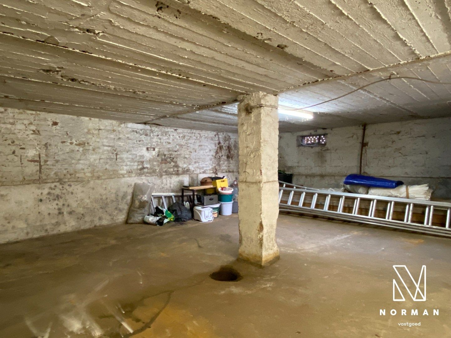 Halfopen woning met 3 slaapkamers, bijgebouw/atelier en grote voorkamer voor eventuele handelszaak foto 17