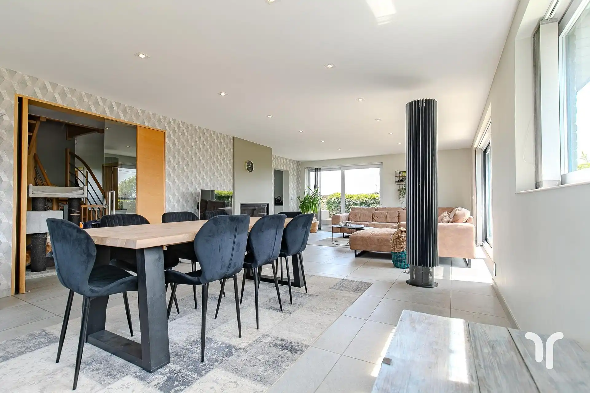 Instapklare, open bebouwing met 4 slaapkamers en prachtig open uitzicht, gelegen op een invalsweg. foto 4