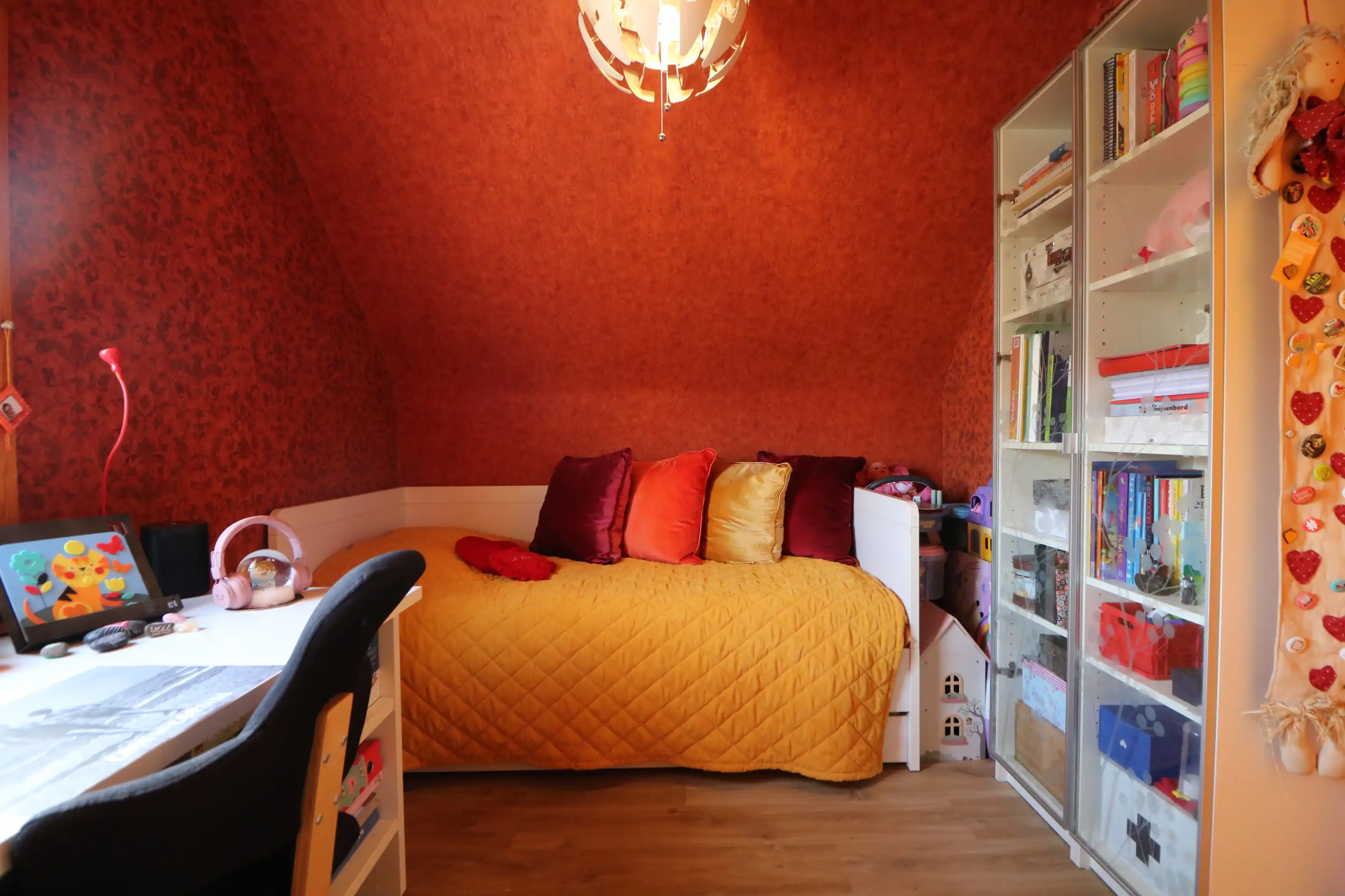 Lichtrijke woning met 2 slaapkamers en prachtige tuin gelegen te Harendijke. foto 9