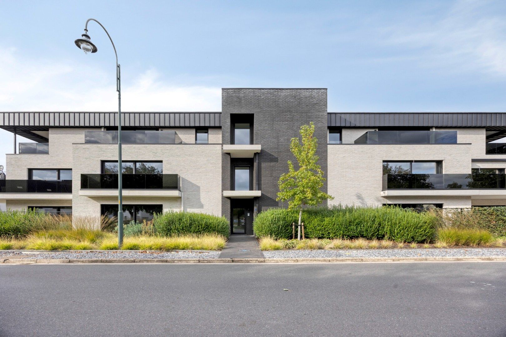 Ruime bovengrondse autostaanplaats in het het centrum van Balen !  foto 2
