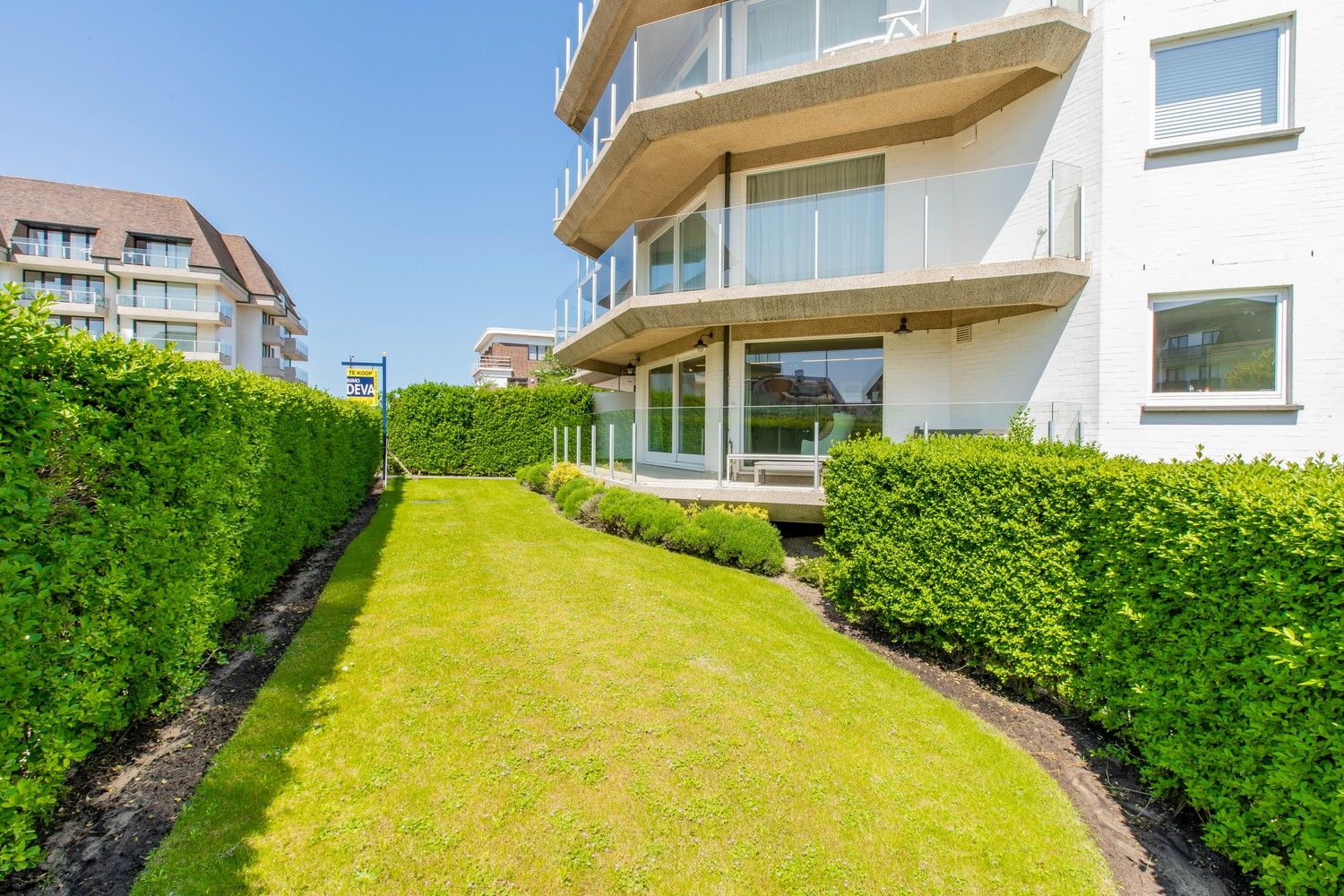 Lichtrijk hoek-appartement van ruim 180m2, rustig gelegen in een standingvolle villaresidentie, op enkele stappen van de zeedijk Albertstrand en de Royal Zoute  foto 1