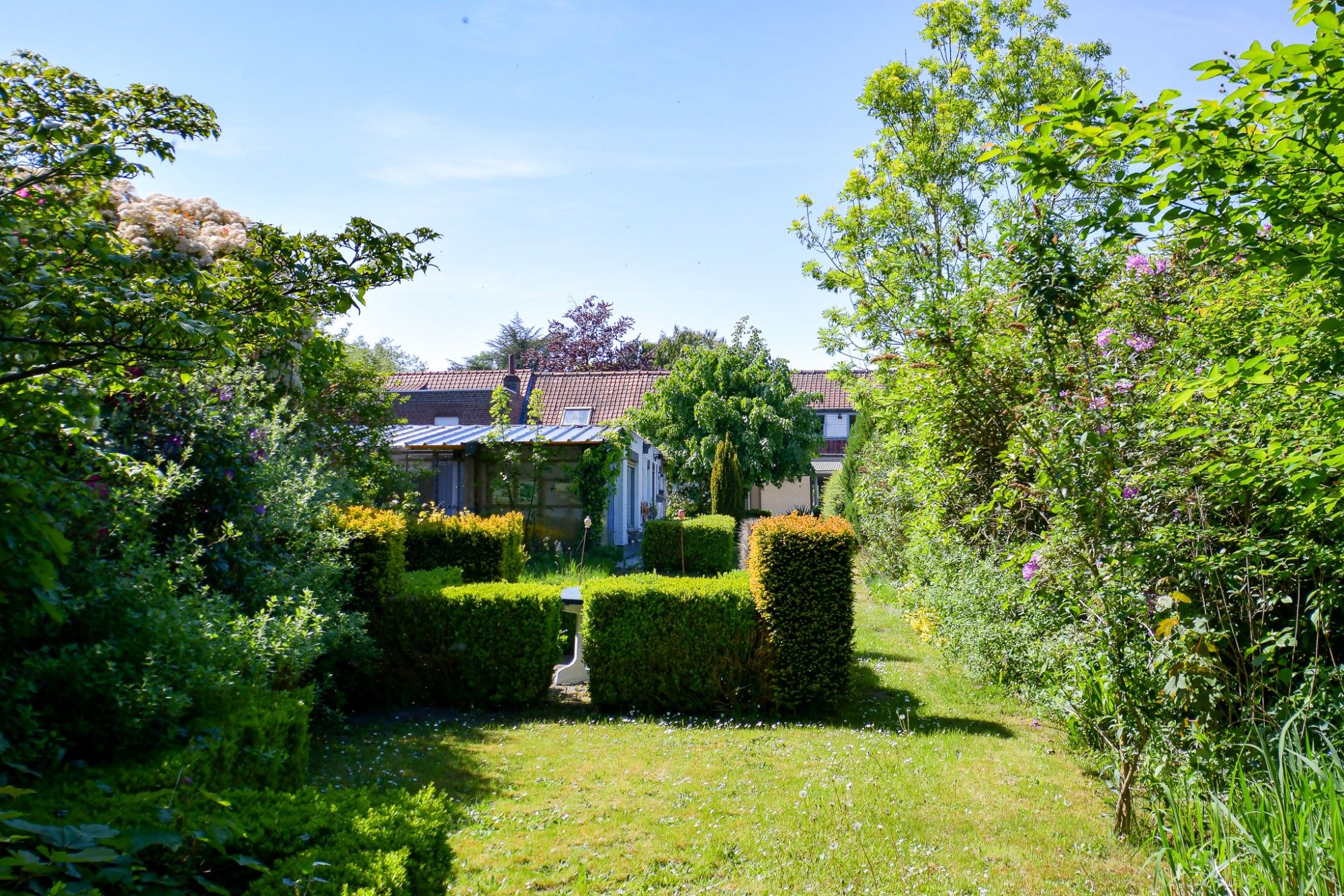 Woning en bijgebouw met prachtige idyllische tuin en uitweg op 2034 m² foto 27