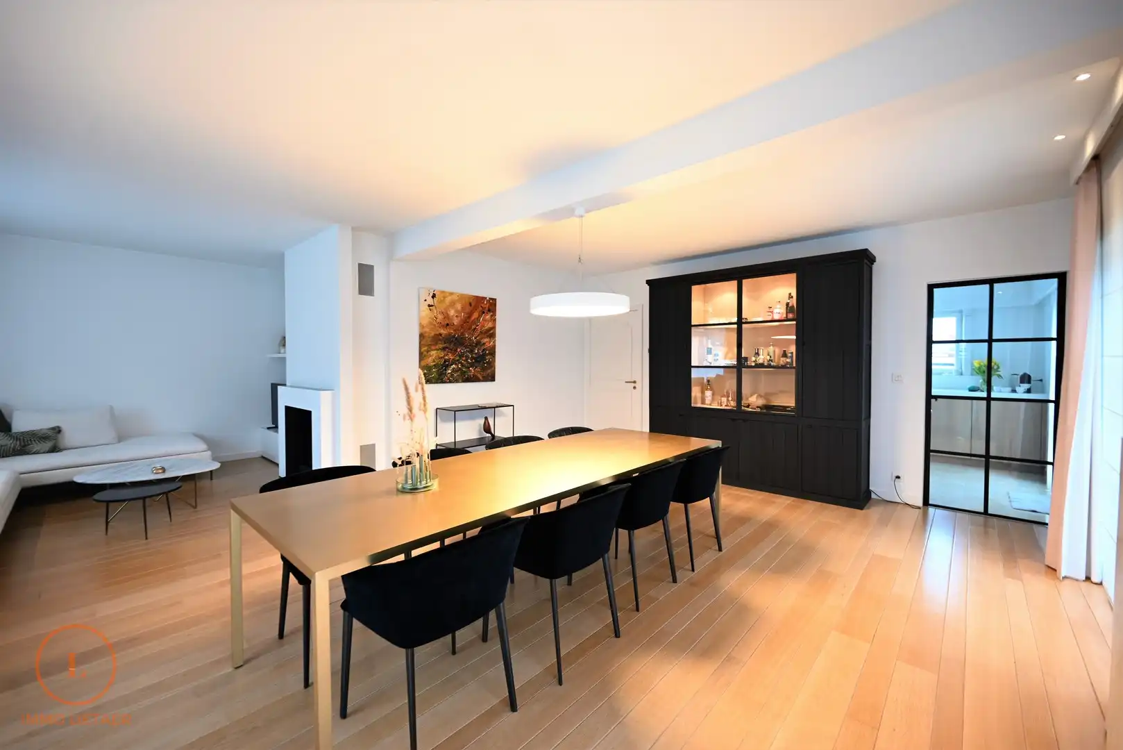 Prachtige instapklare alleenstaande bungalow met 3 slaapkamers foto {{pictureIndex}}