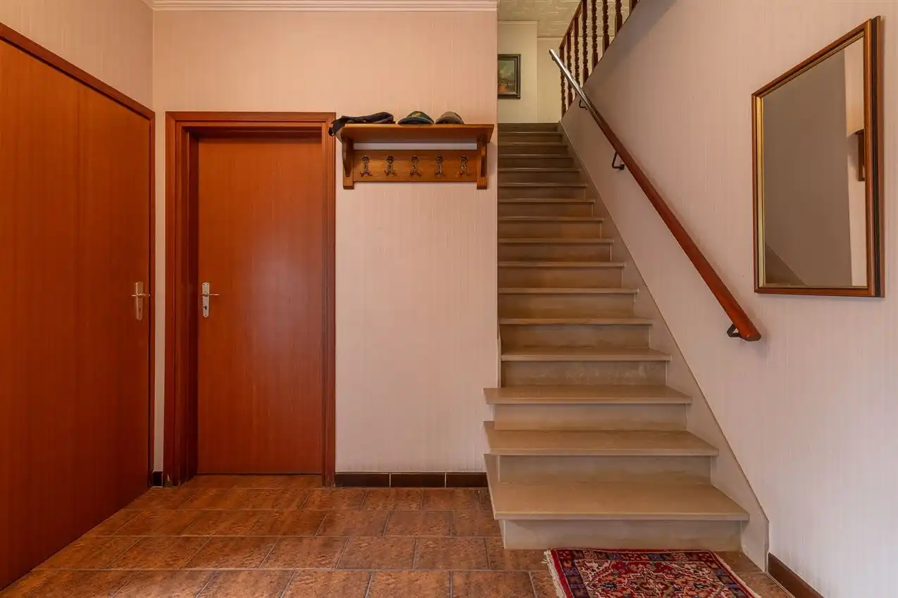 Handspand met ruime woonst en magazijn foto 12