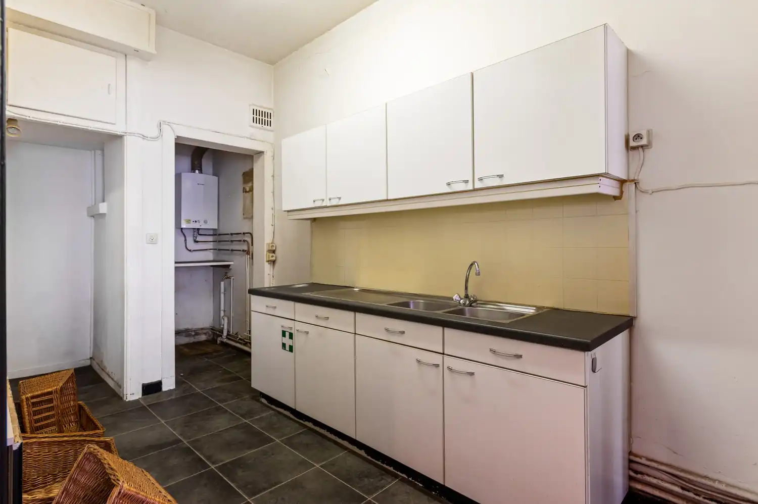 Handelsgelijkvloers met bovenliggend appartement in het centrum van Wommelgem! foto 4