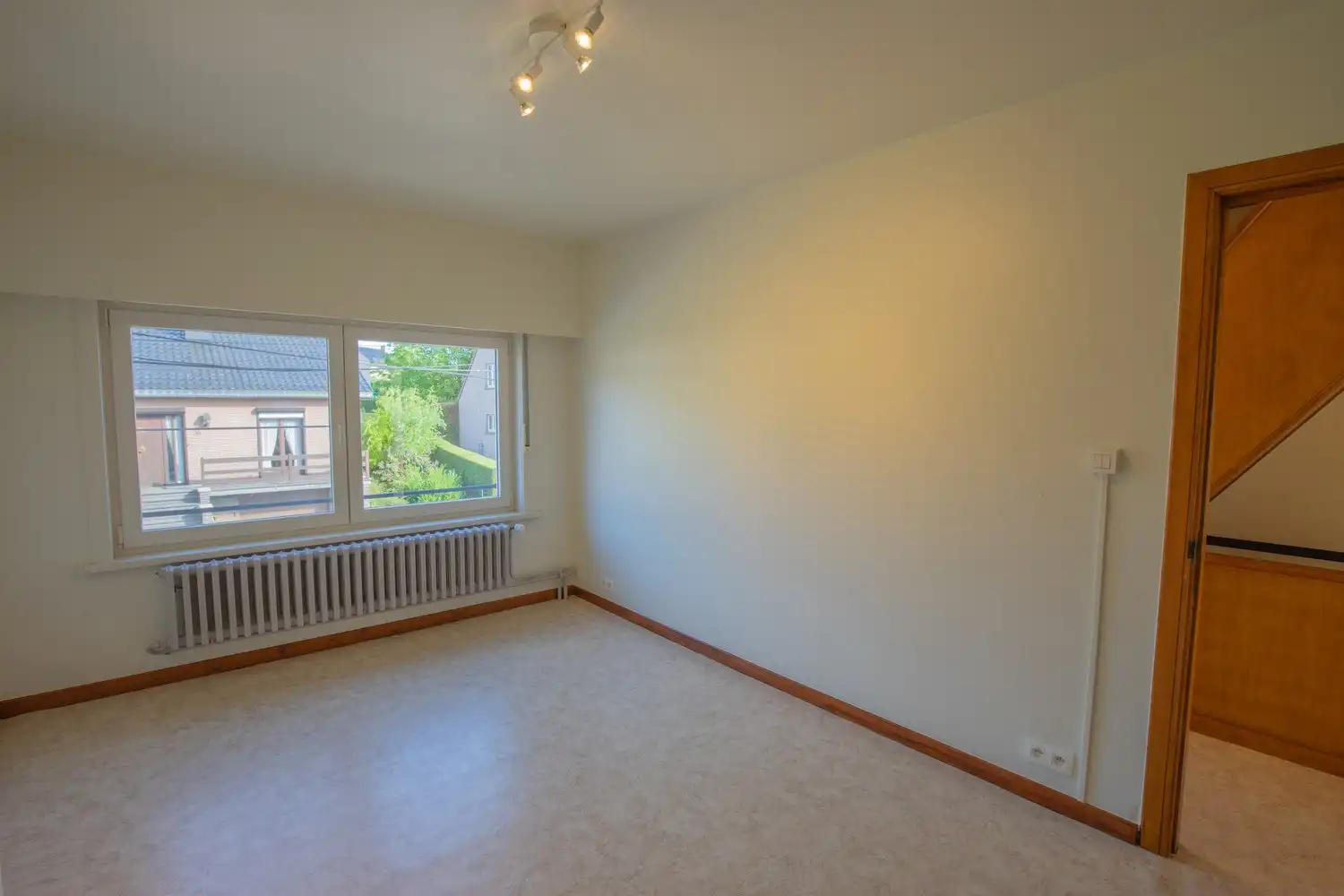 Gerenoveerde halfopen bebouwing met 3 slaapkamers, tuin en 2 autostaanplaatsen! foto 16