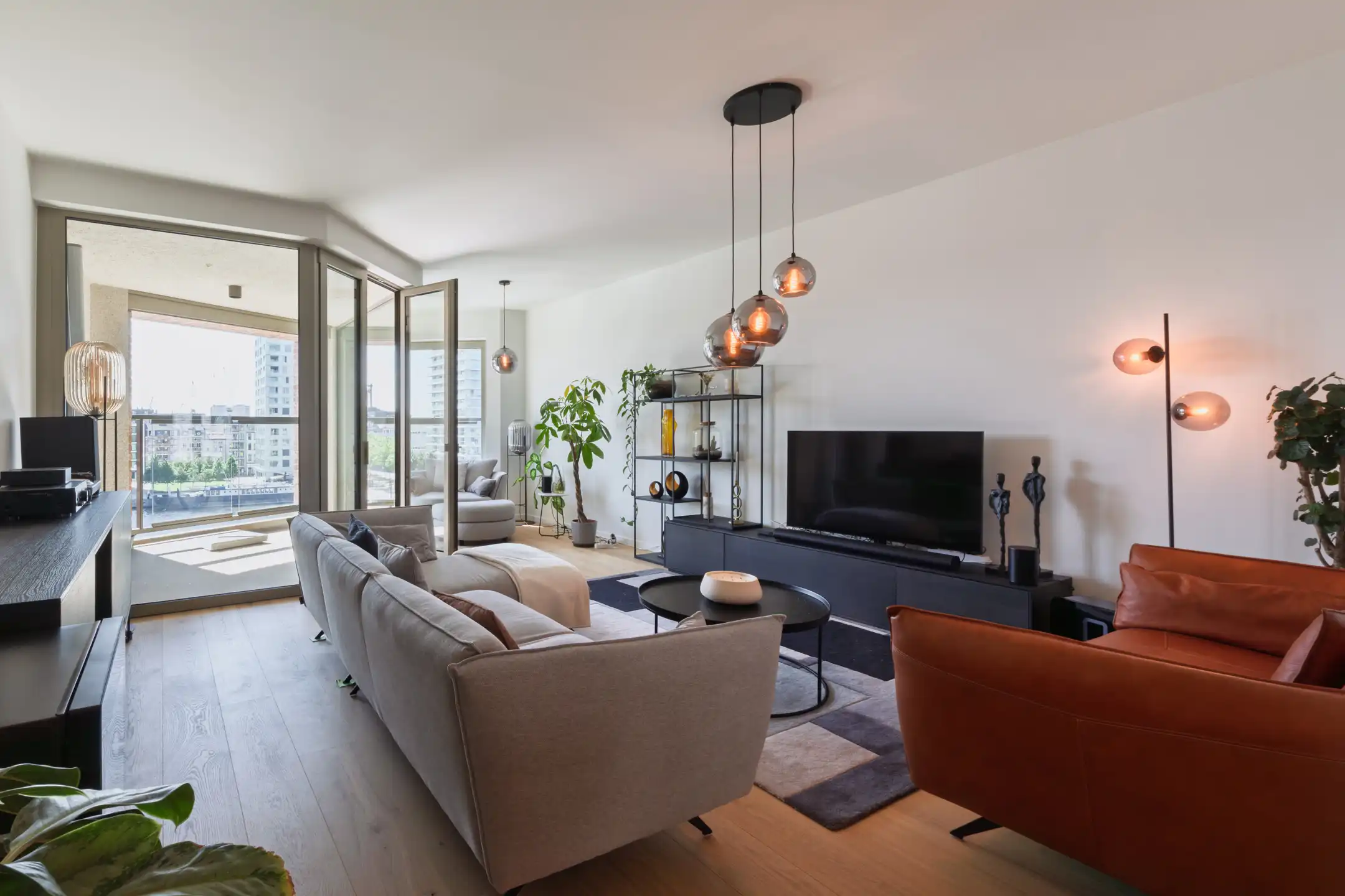 ANTWERPEN -Twee slaapkamer appartement met zicht op water foto 2