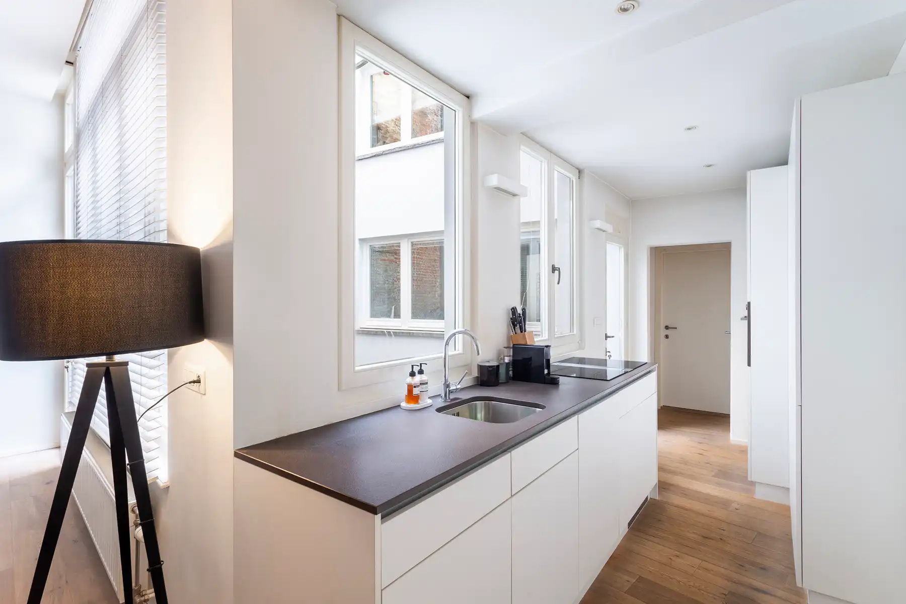 Gelijkvloers appartement met terras nabij historisch centrum foto 4