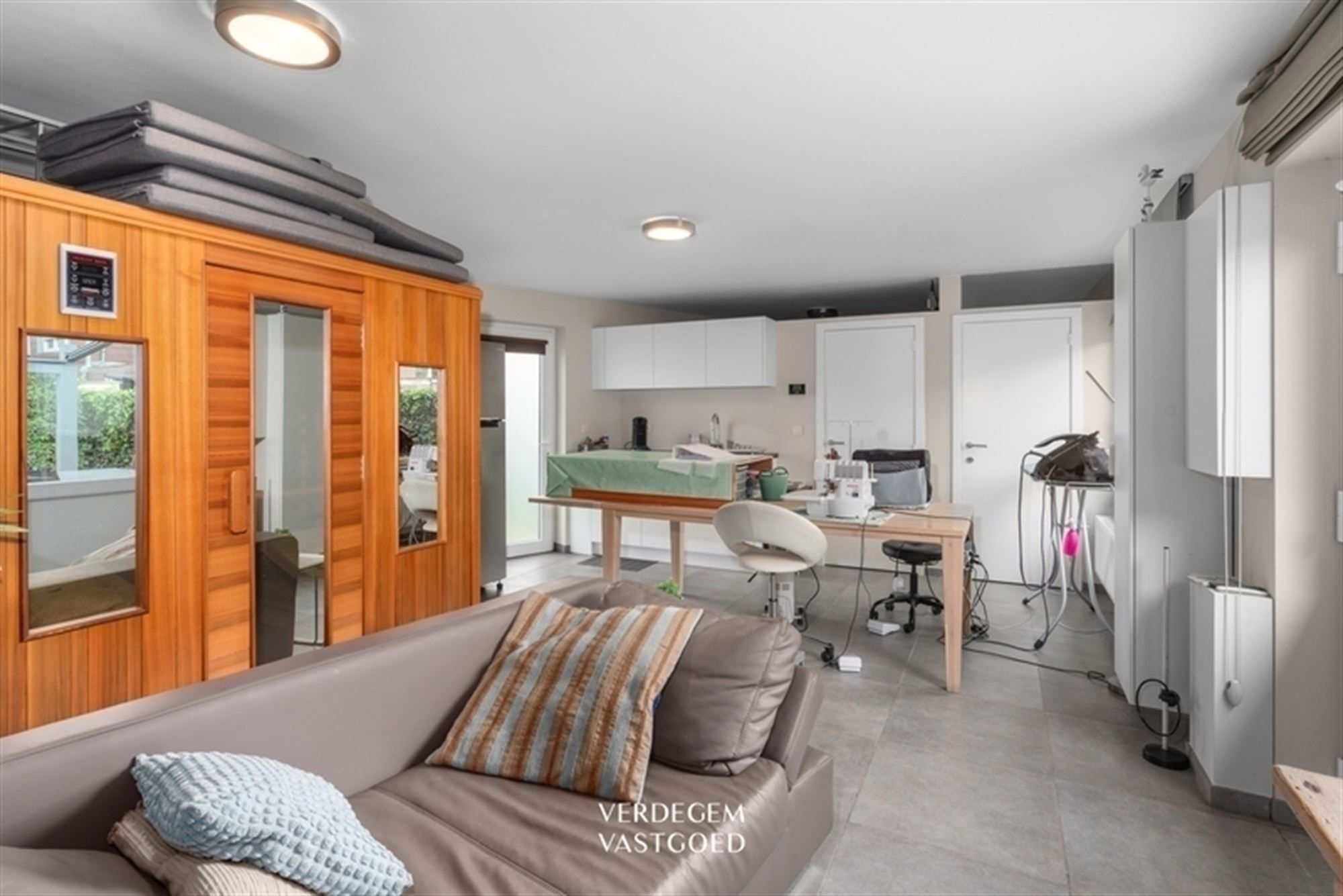 Instapklaar en knap afgewerkte woning met 2 garages, geniettuin en atelier/praktijk foto 24