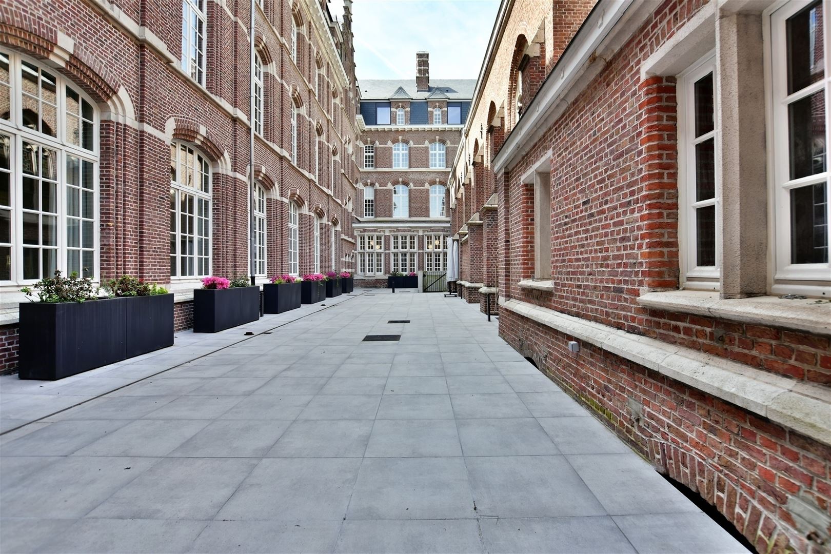 Prachtige assisentiewoning in het beschermd monument genaamd "Zwartzusterklooster" gelegen in het hartje van Dendermonde. foto 1