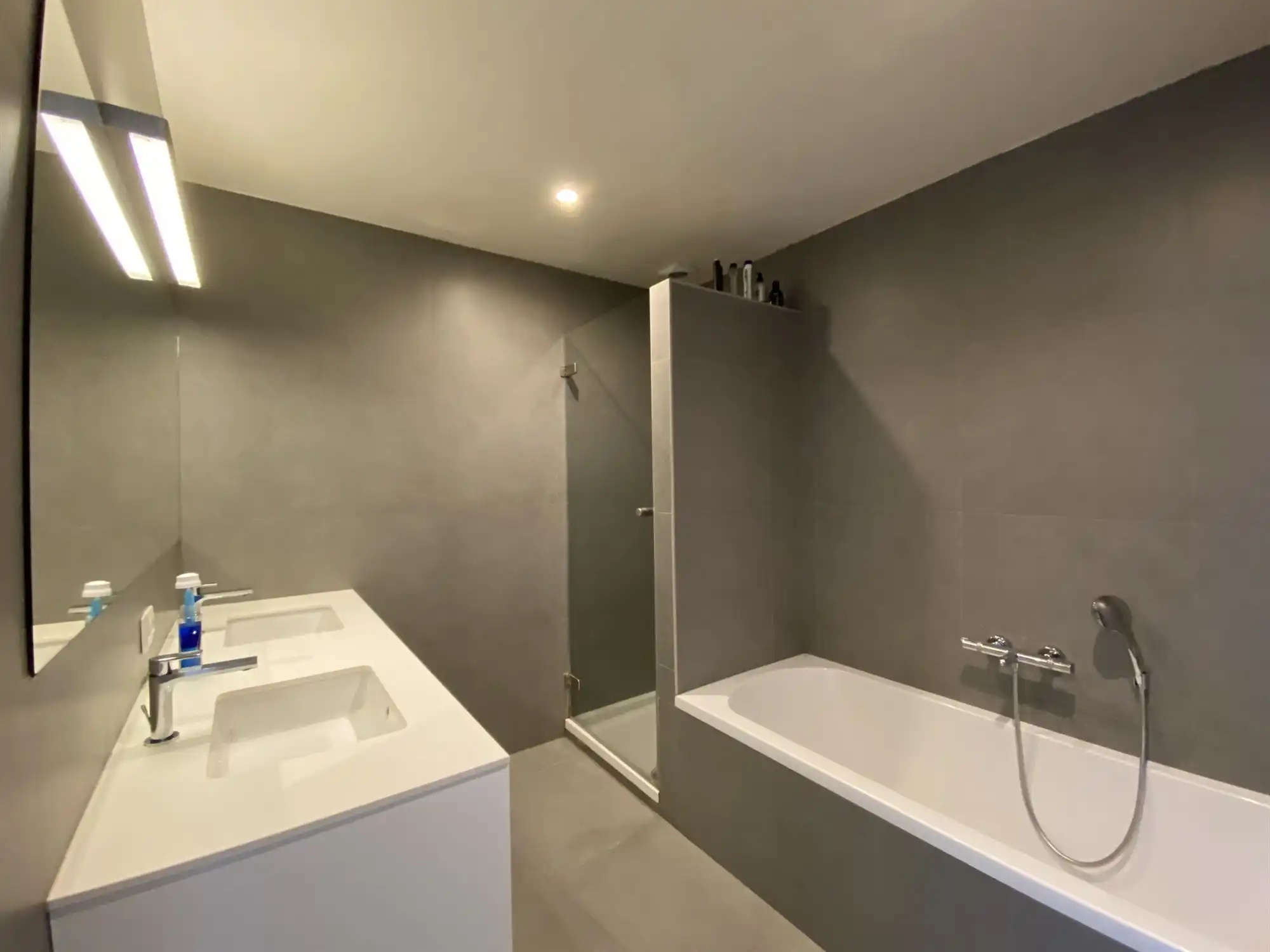 Ruime halfopen bebouwing  met 4 slaapkamers en garage foto 9