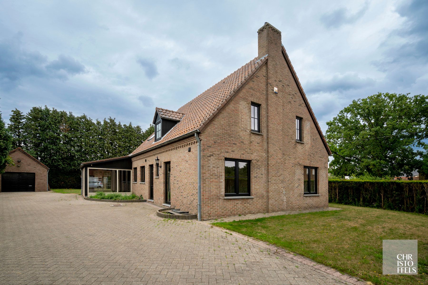 Instapklare, karaktervolle woning met eventuele praktijkruimte (229m²) te Genk!  foto 7