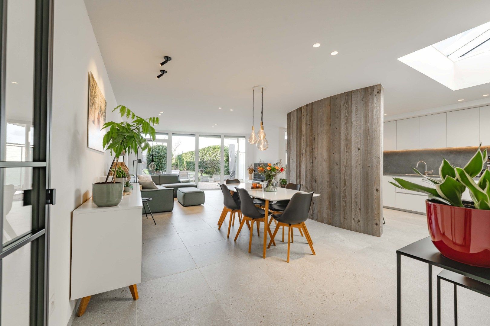 VERRASSEND RUIME GEZINSWONING OP 525 m² | PRACHTIGE AFWERKING!!!  foto 3