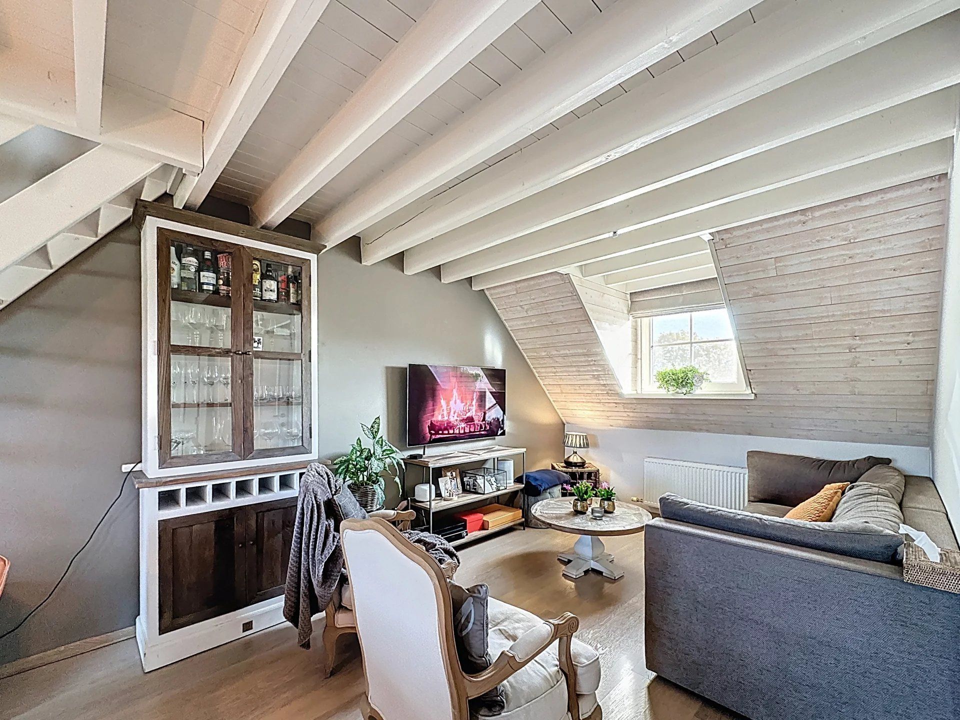 Super gezellig duplex appartement met 1 grote en 1 kleine slaapkamer, groot terras en garage foto 3