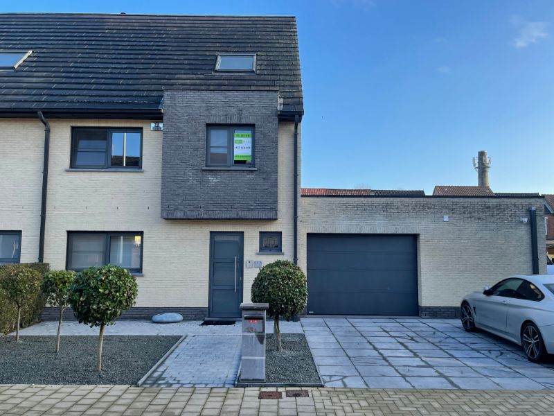 Woning met 3 slaapkamers, polyvalente ruimte, garage en ruim terras foto {{pictureIndex}}