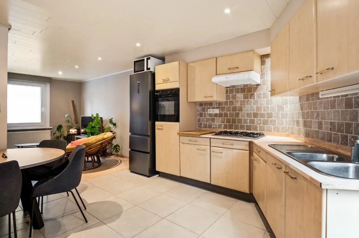 Gesloten bebouwing met 2 slpk., tuinberging en tuin foto 6