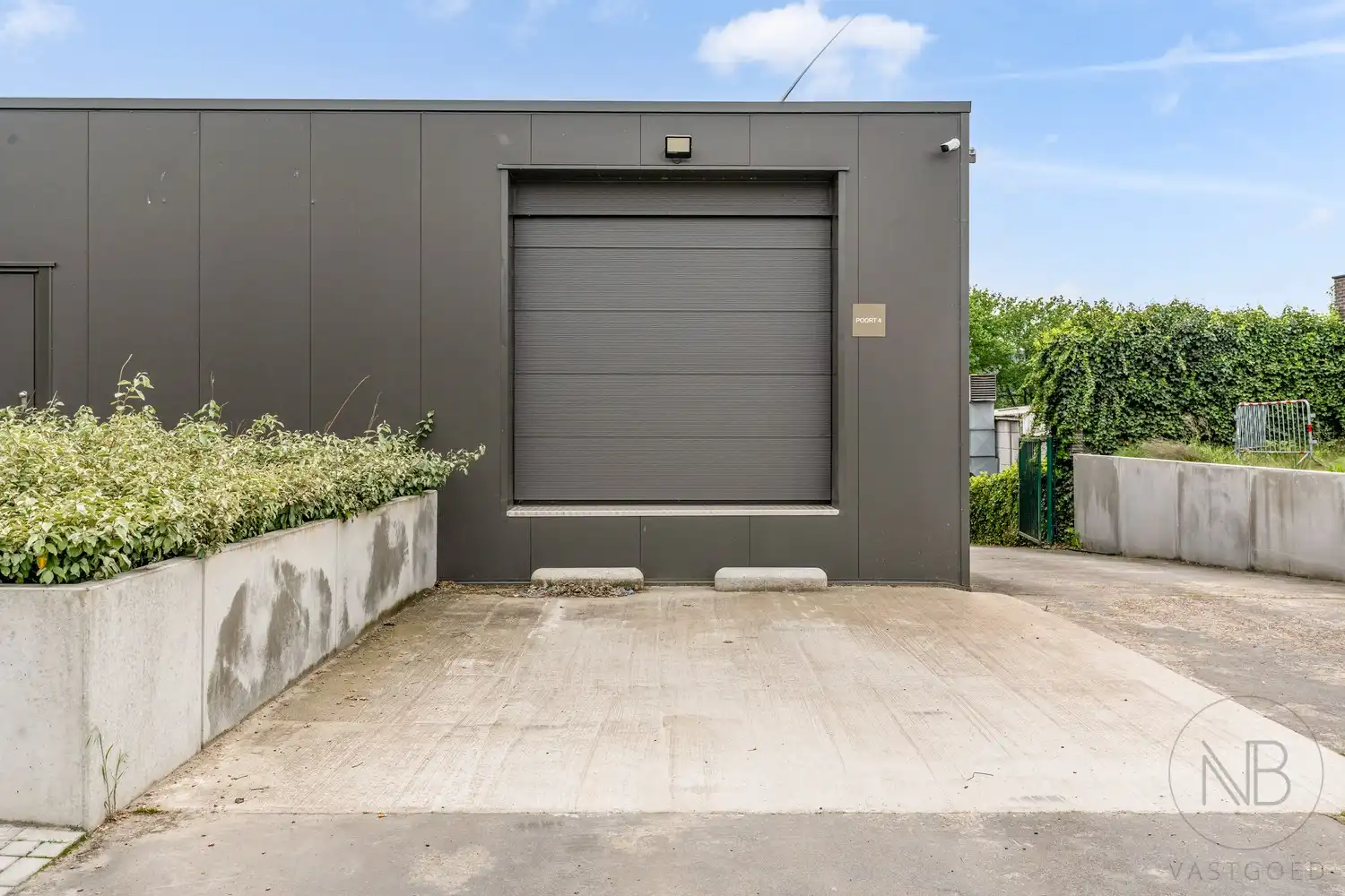 Ruim magazijn van ca. 2.000 m² op toplocatie in Genk-Zuid foto 2
