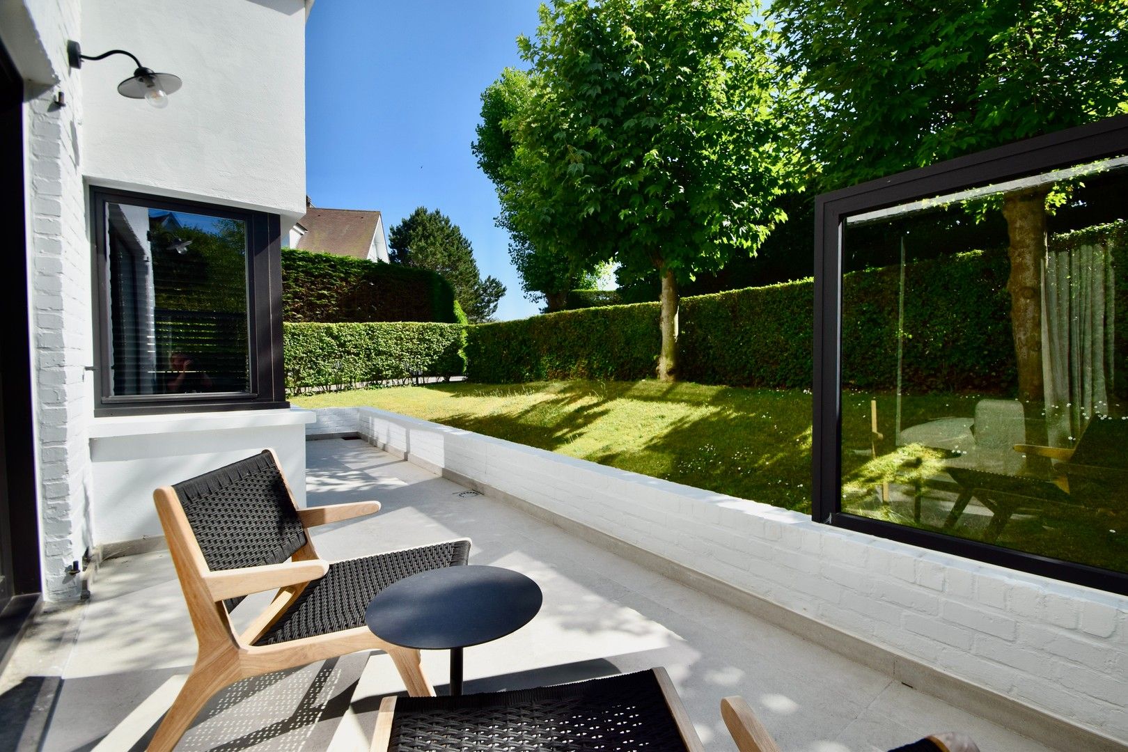 Prachtig tuinappartement met 3 volwaardige slaapkamers, gelegen in een paadje op een topligging in het Zoute. foto {{pictureIndex}}