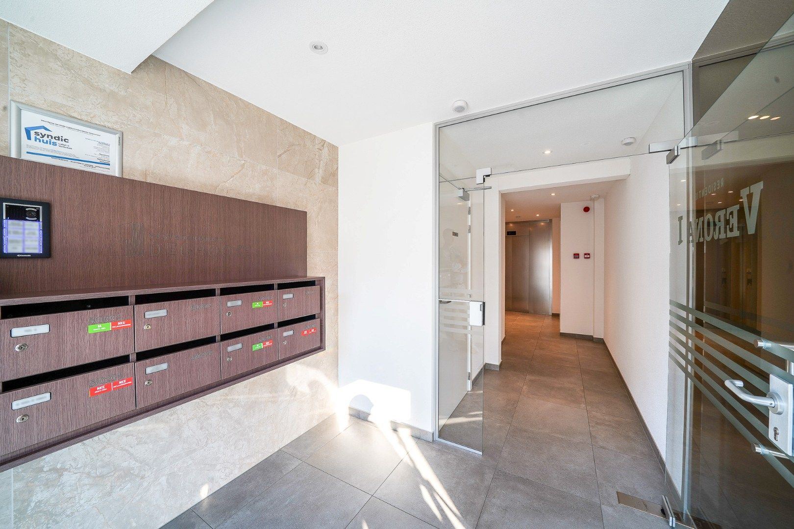 Instapklaar 2-slaapkamer appartement met voortuin en terras foto 2