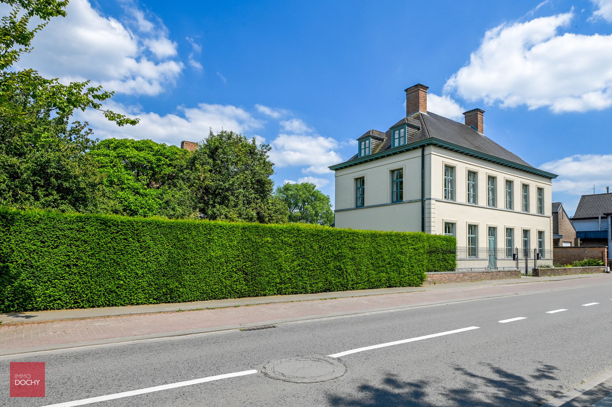 Centraal gelegen praktijkruimte of bureel met woonst foto 2